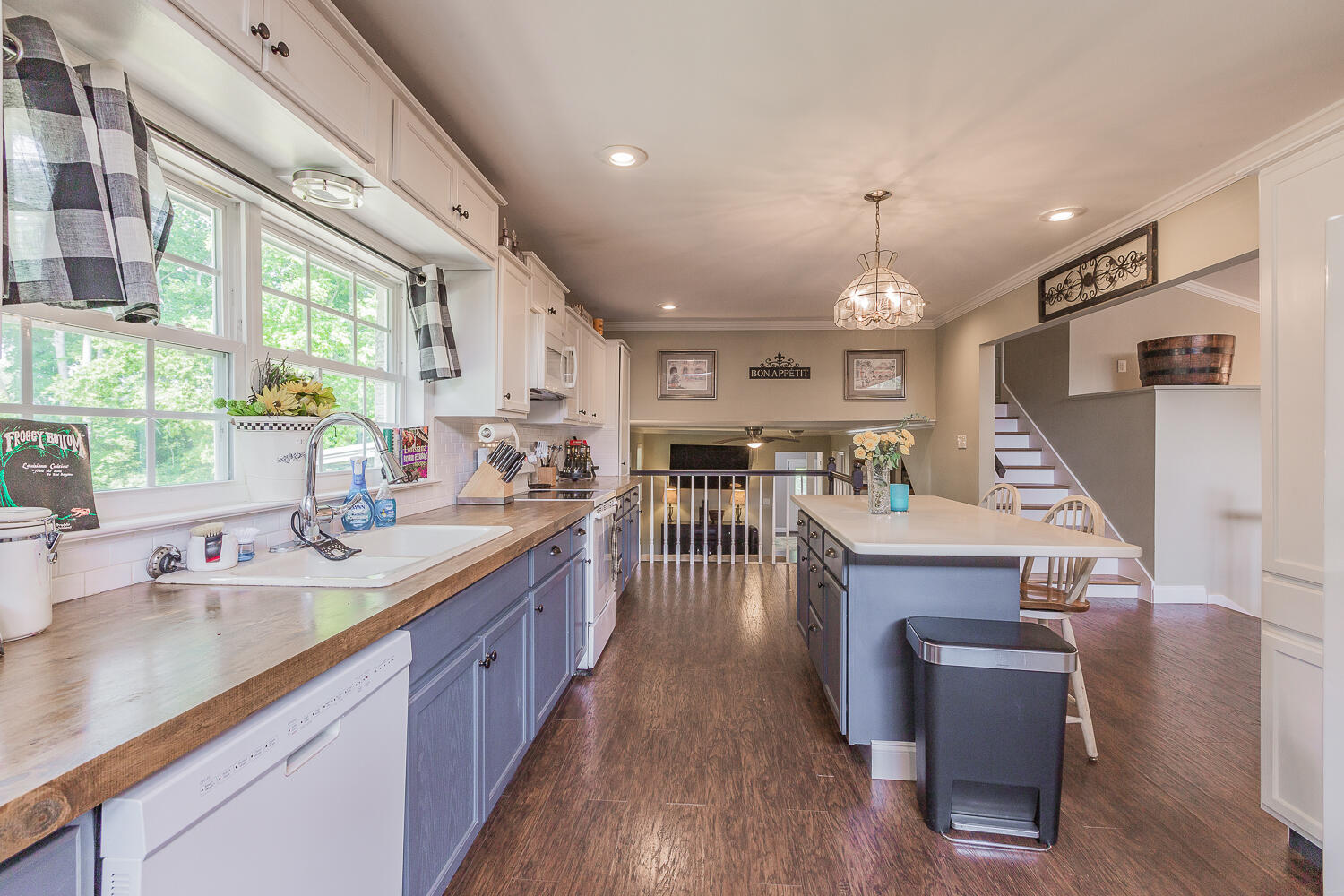 2035 W Lake Drive, 90