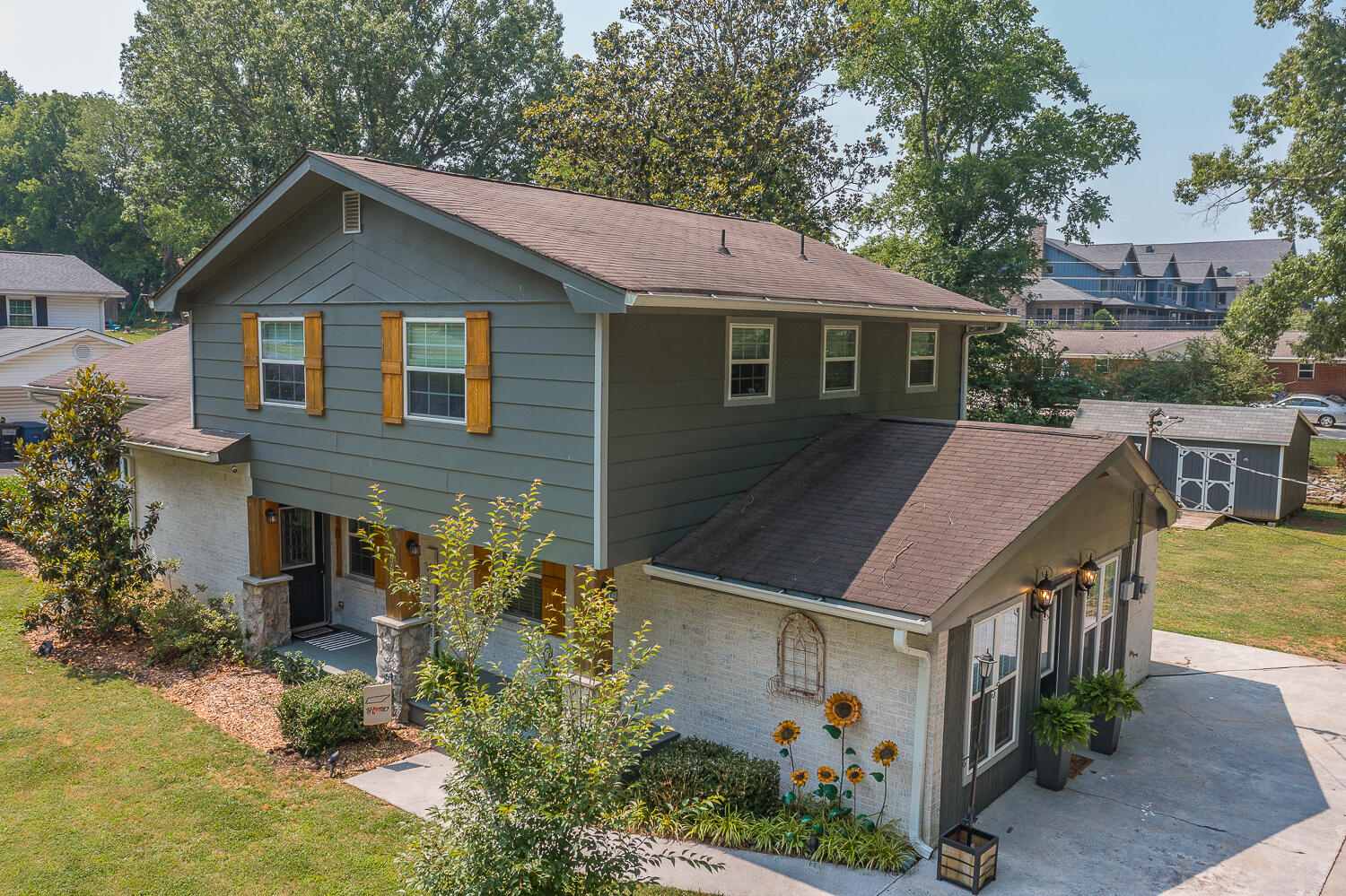 2035 W Lake Drive, 90