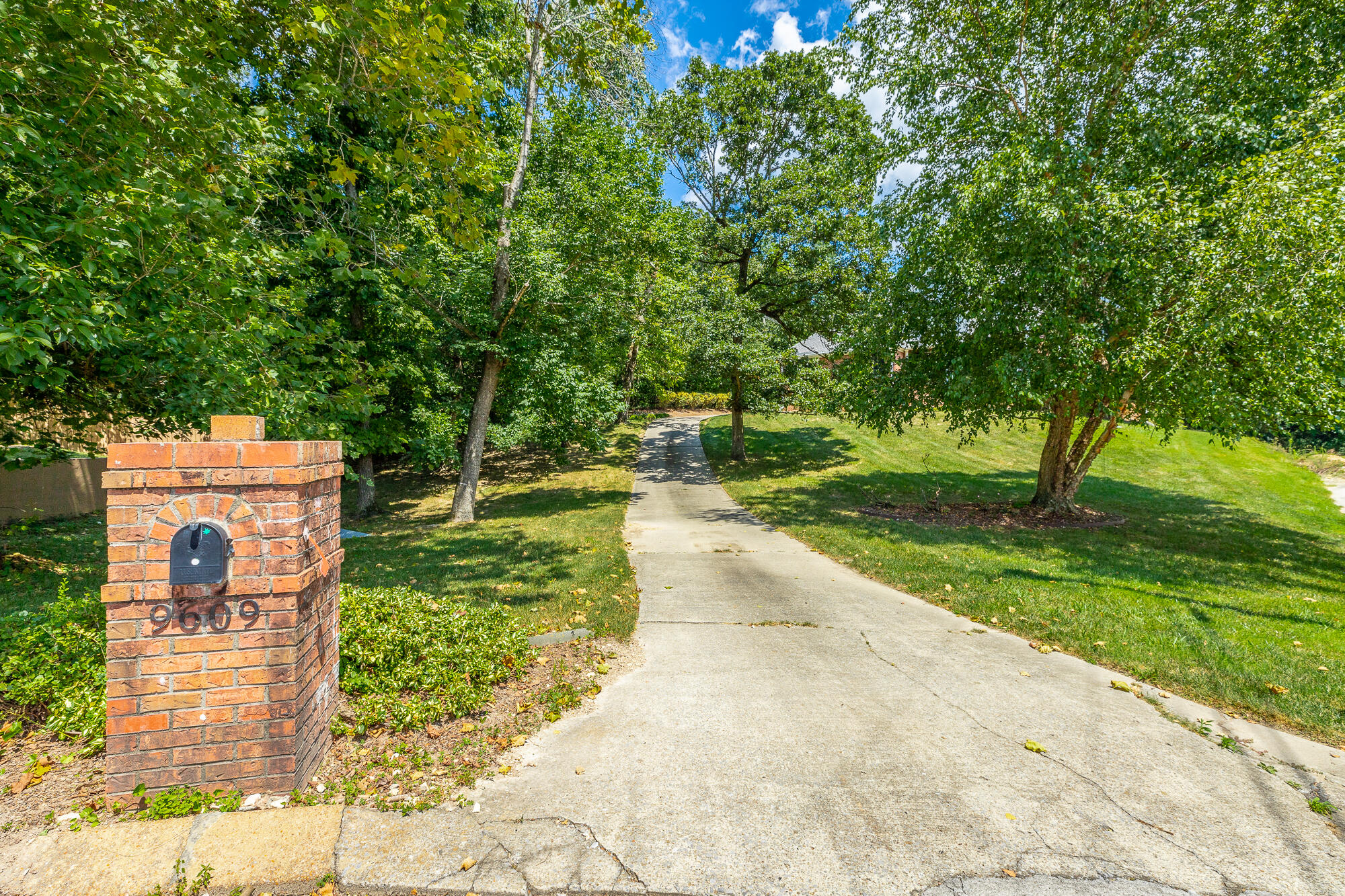 9609 Shadowbend Cir
