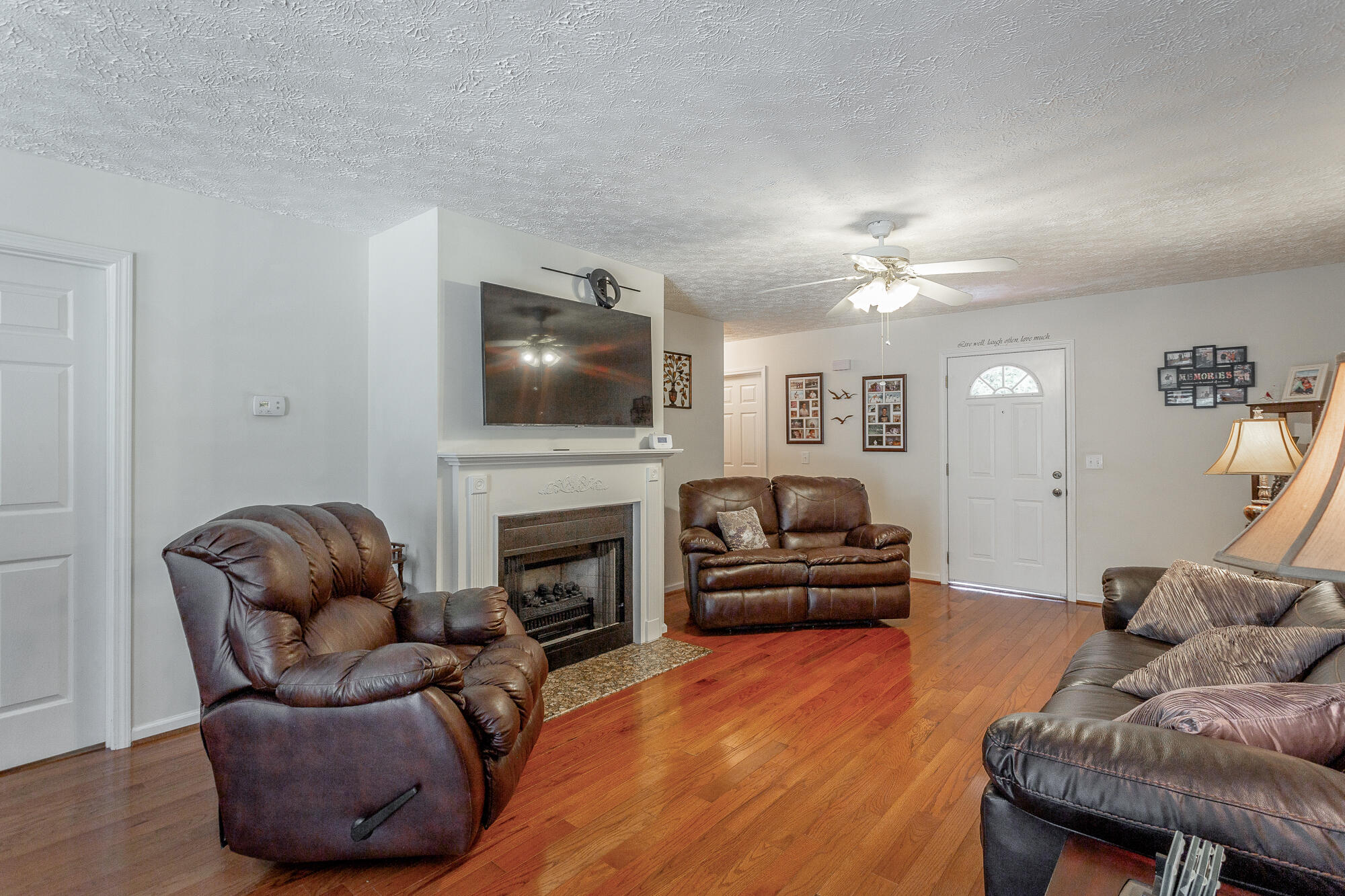 1006 W Schmitt Rd