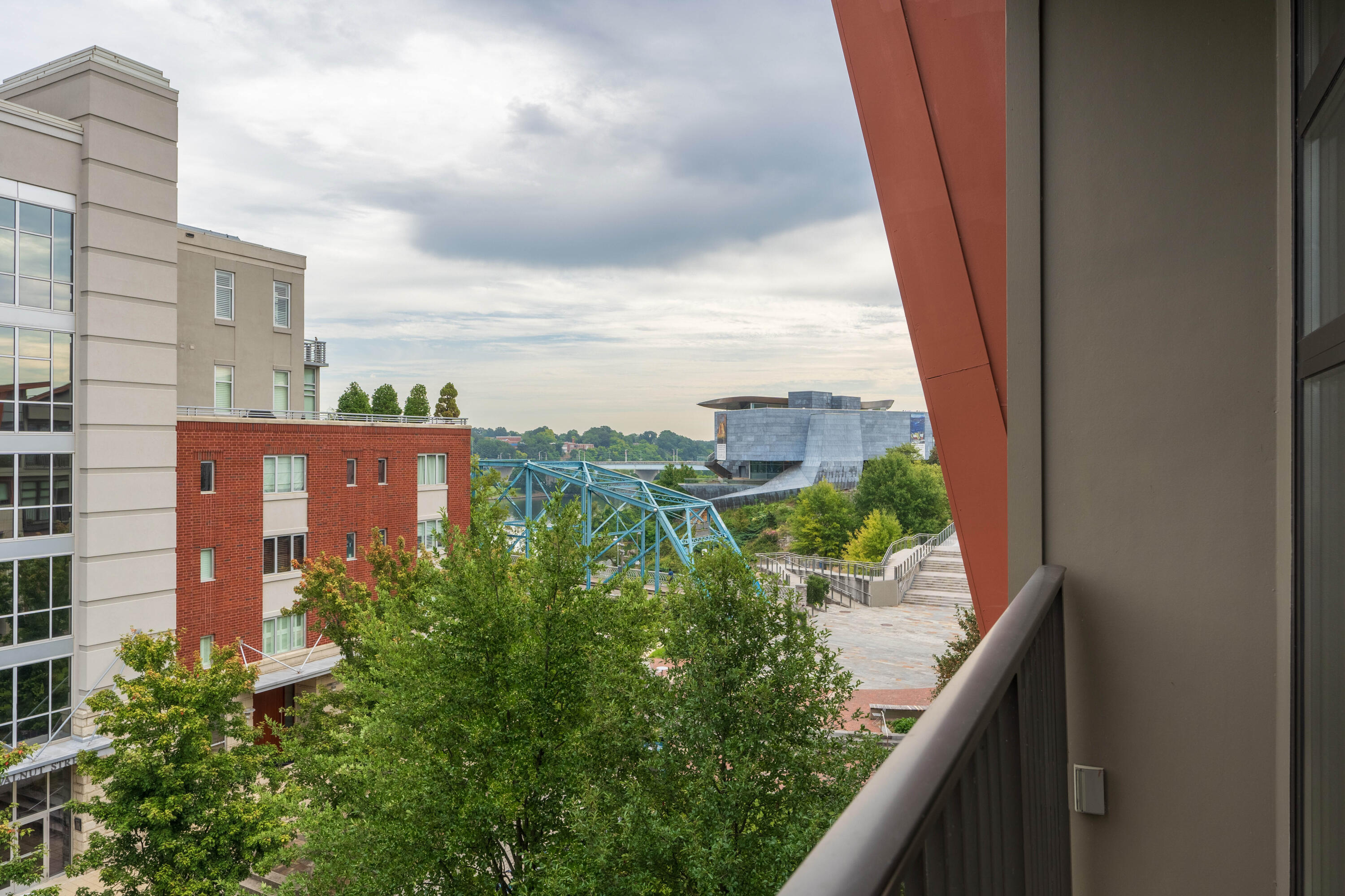 129 Walnut Street, 438