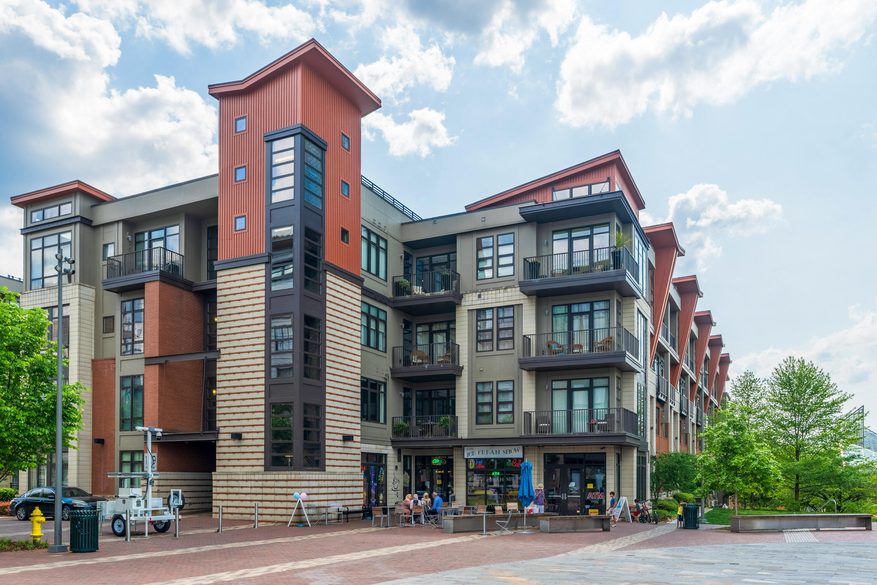 129 Walnut Street, 438