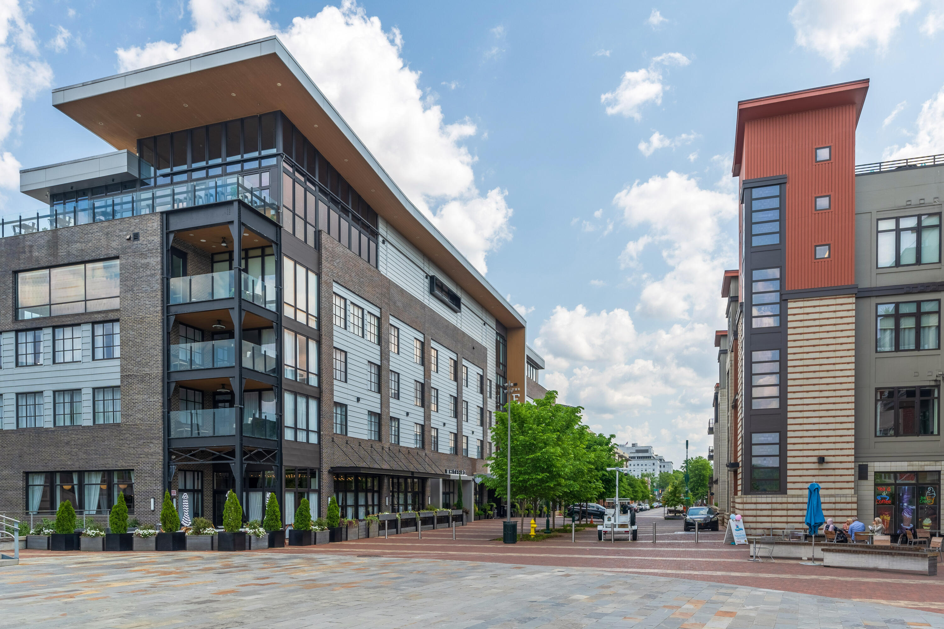 129 Walnut Street, 438