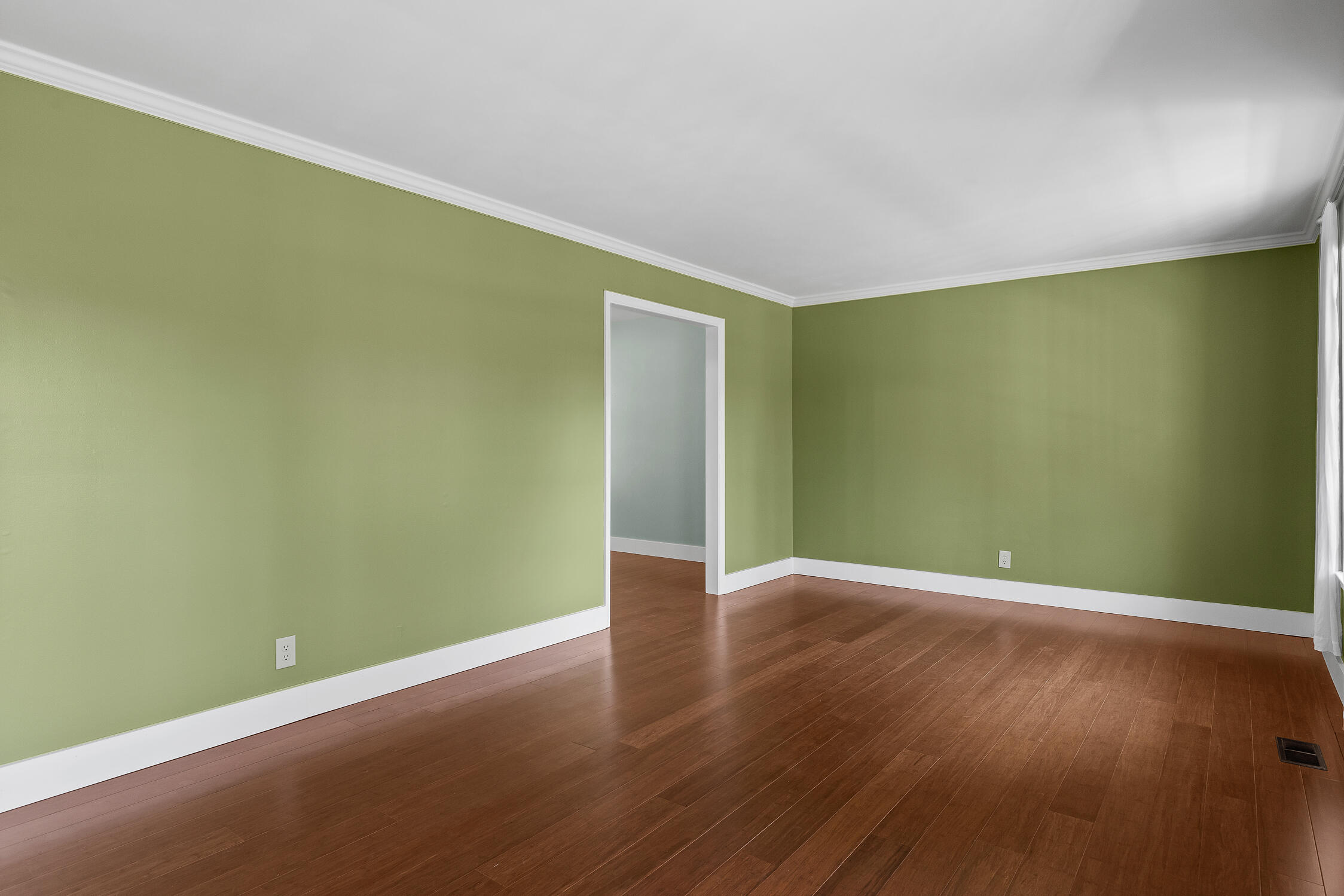 4833 Woodland Circle