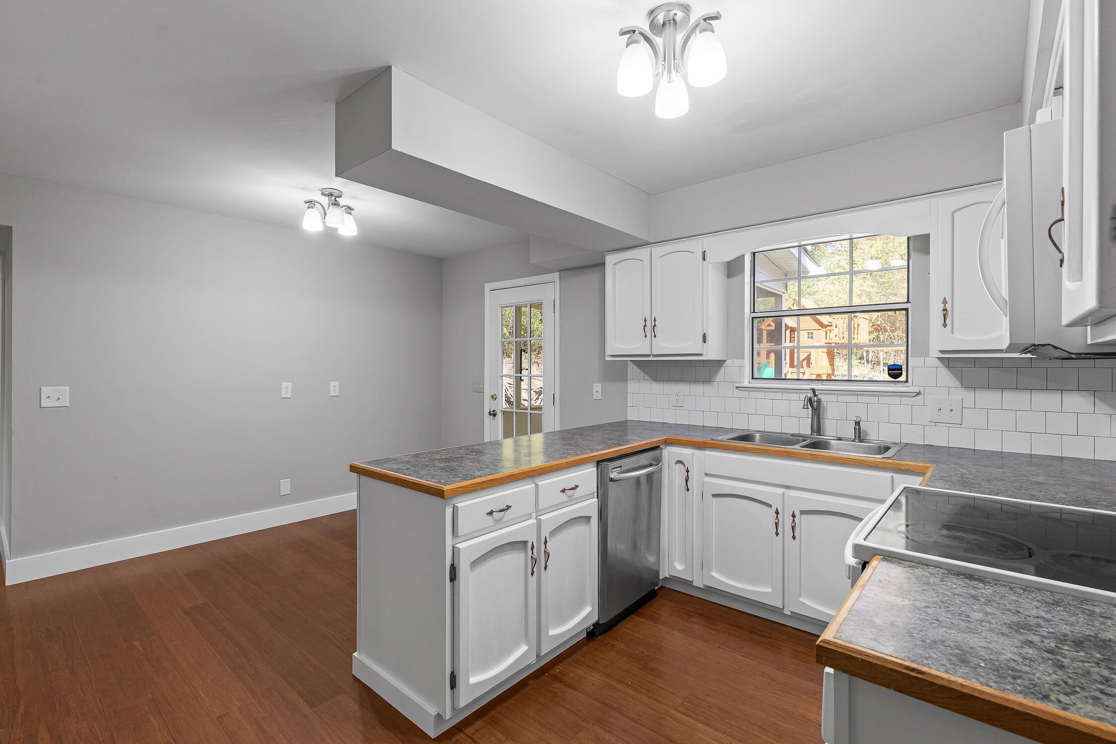 4833 Woodland Circle