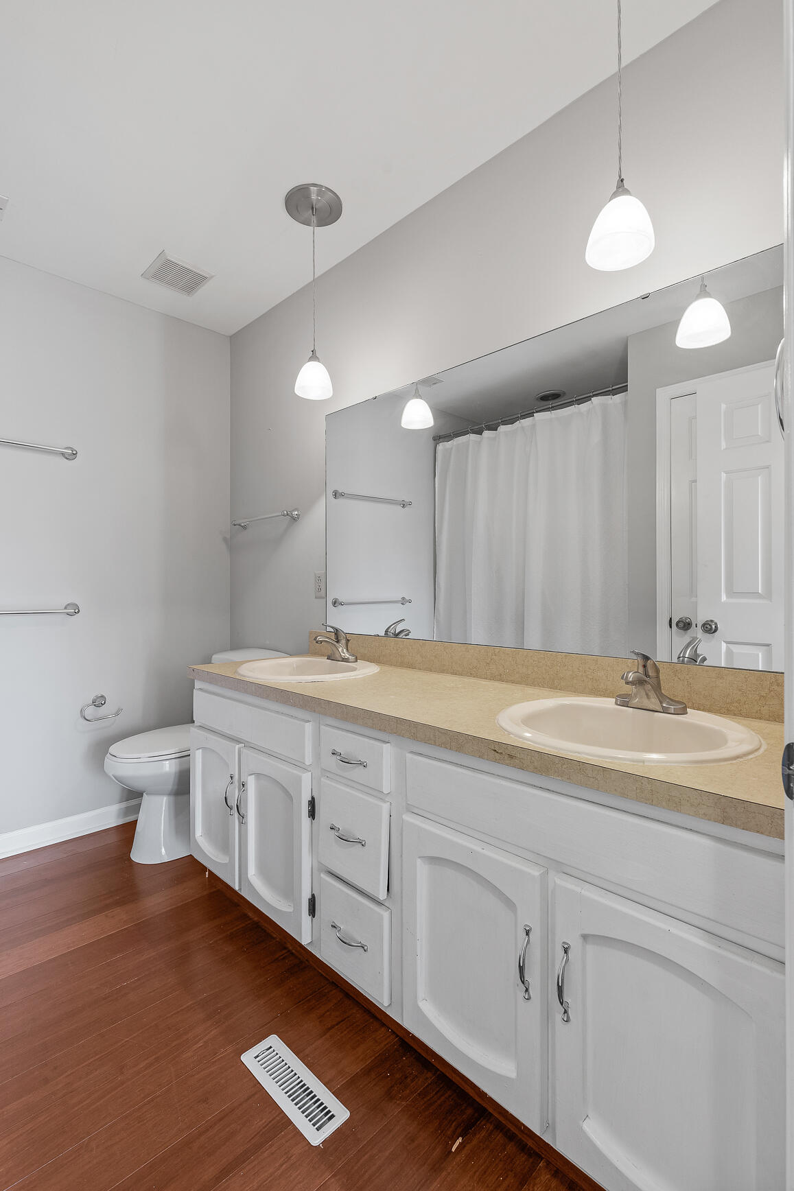 4833 Woodland Circle