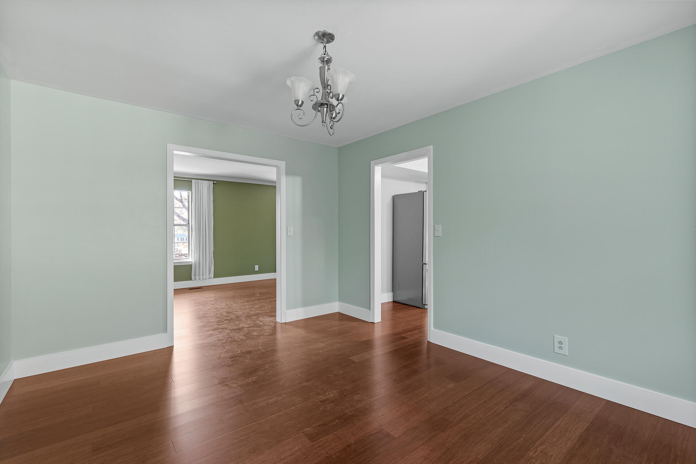 4833 Woodland Circle