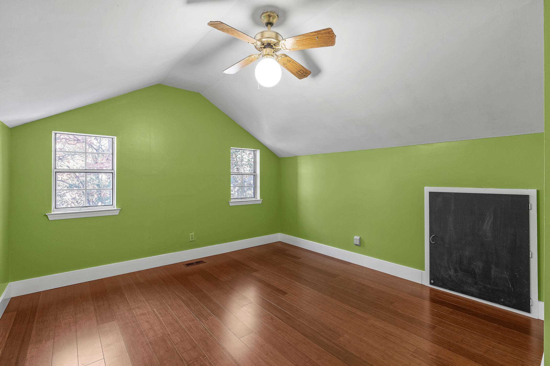 4833 Woodland Circle