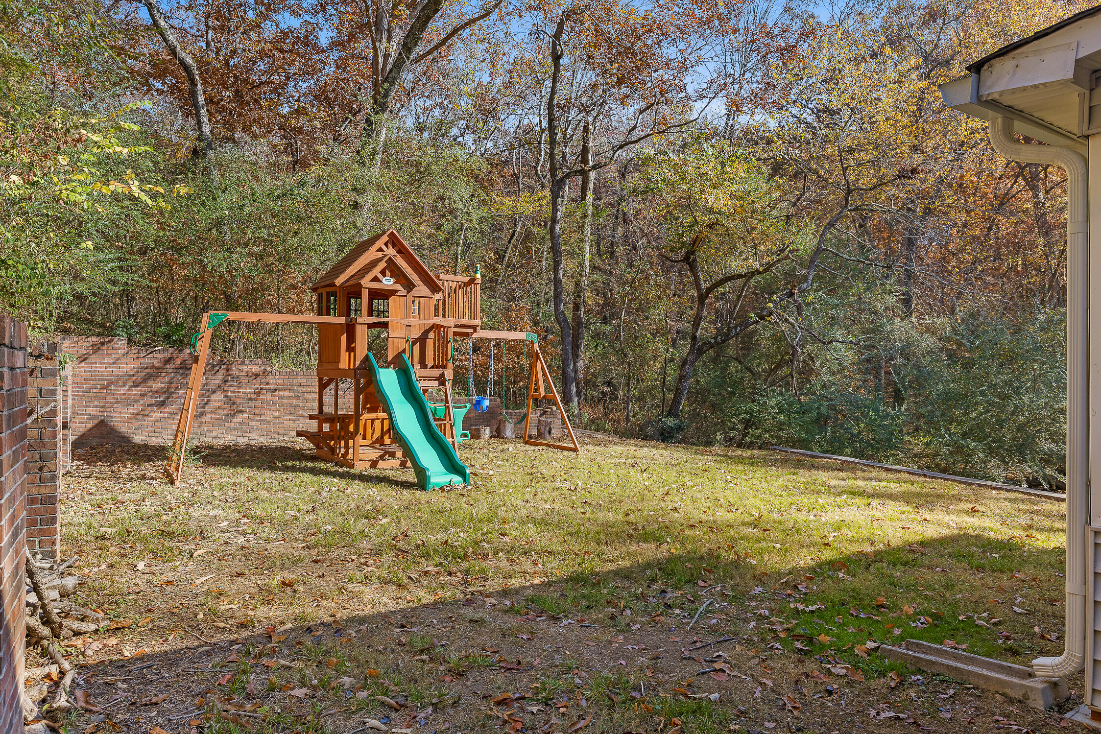 4833 Woodland Circle