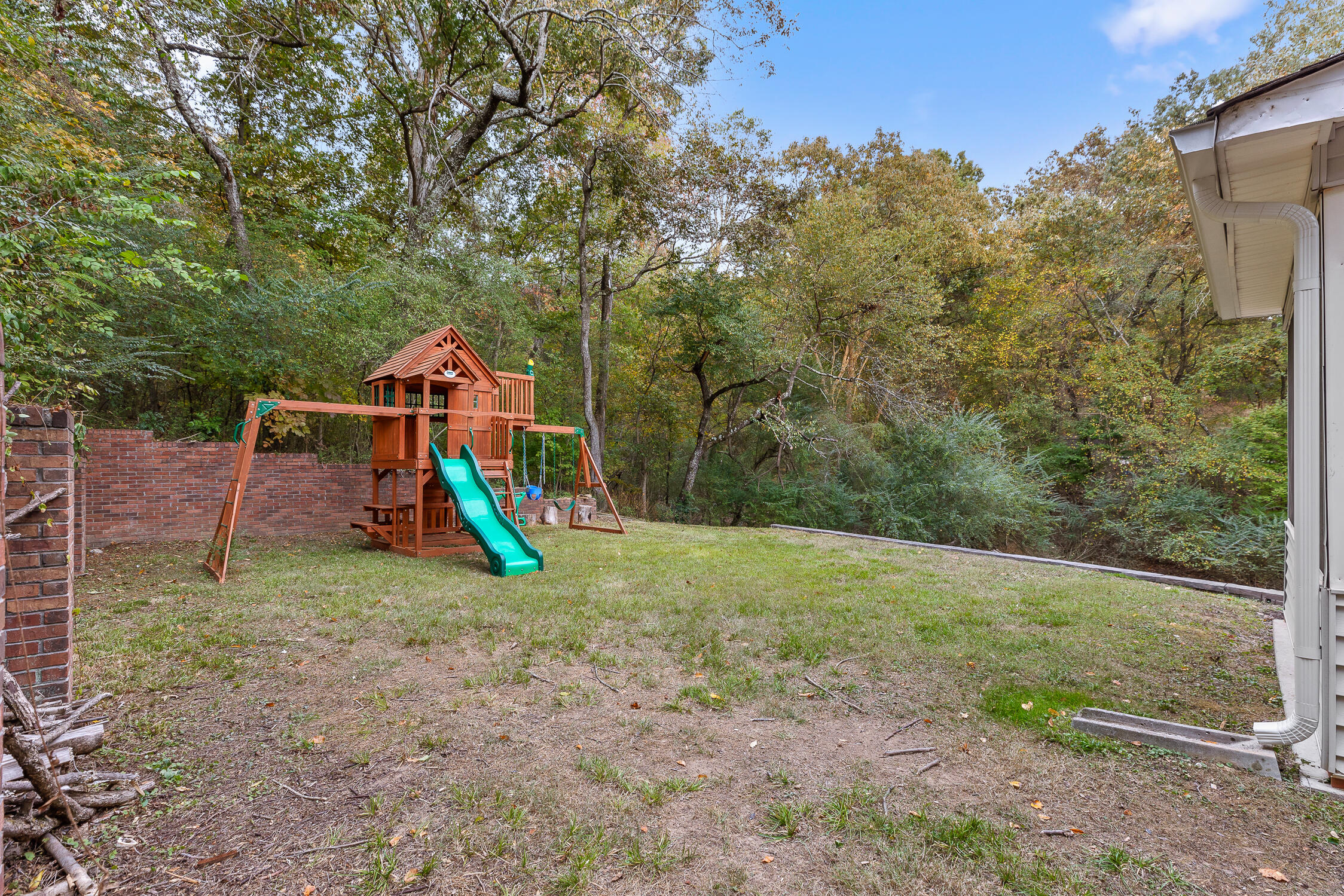 4833 Woodland Circle