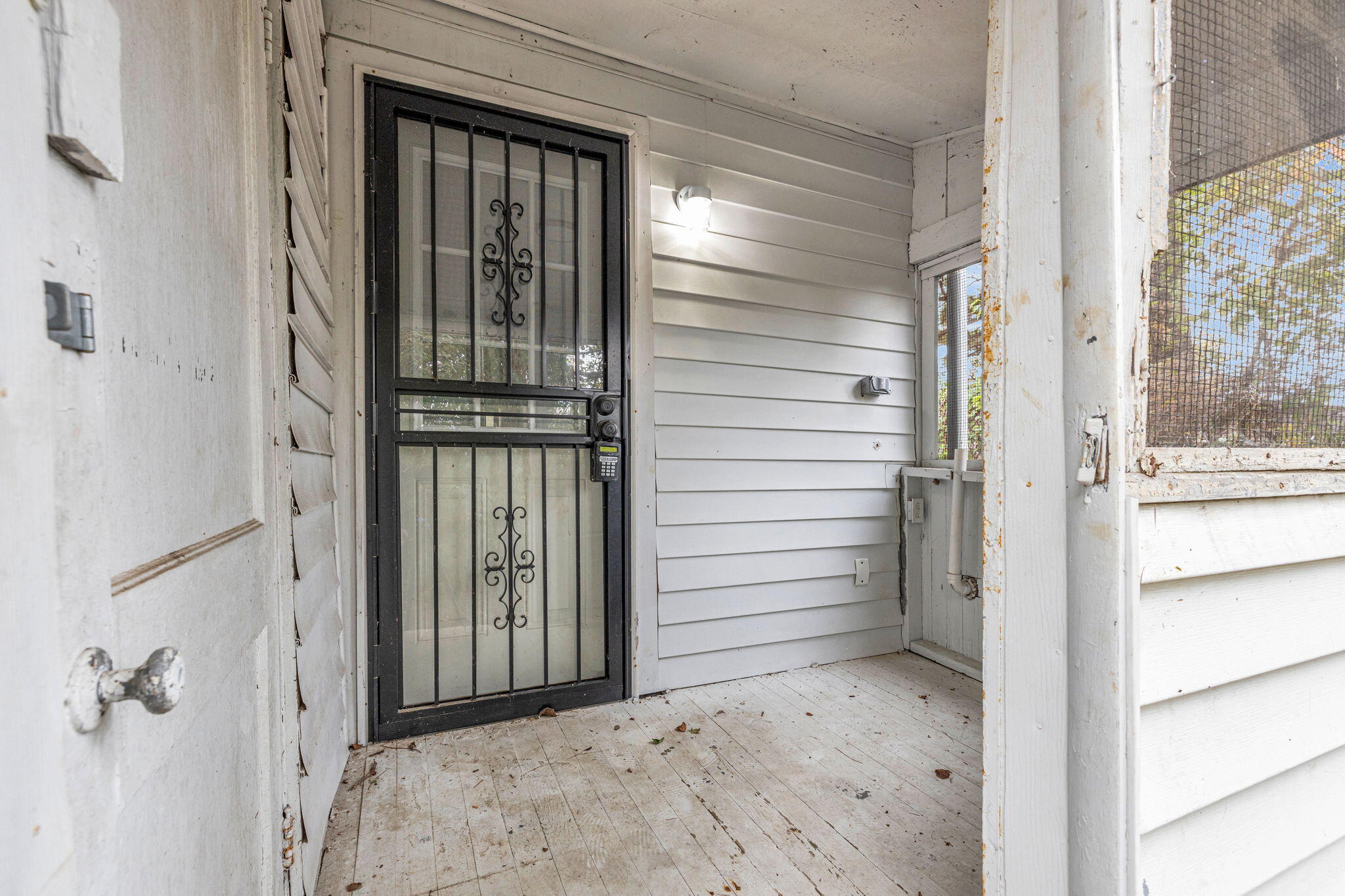 924 W 37th Street