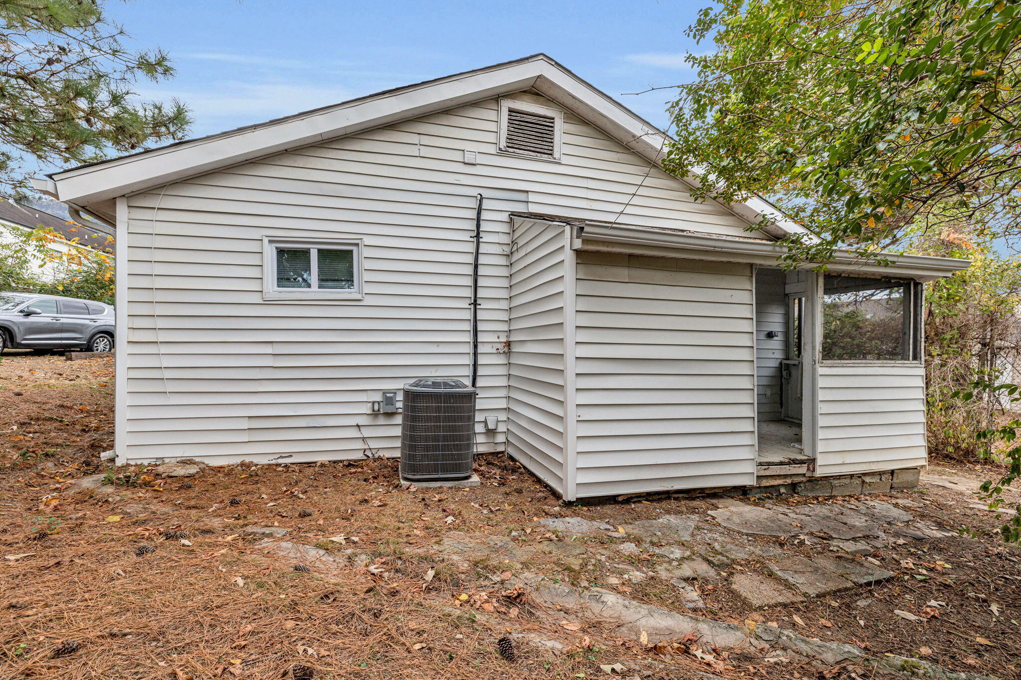 924 W 37th Street
