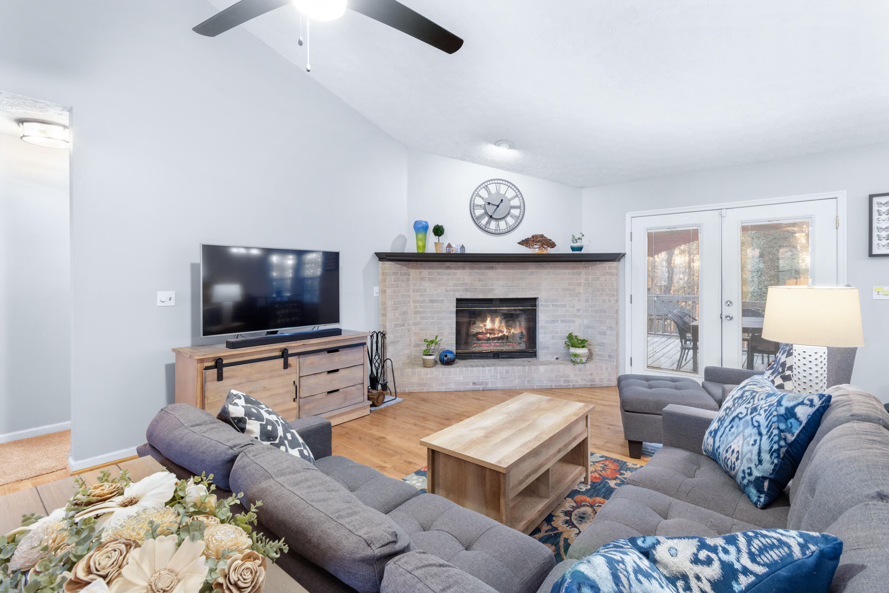 40 E Carolyn Circle