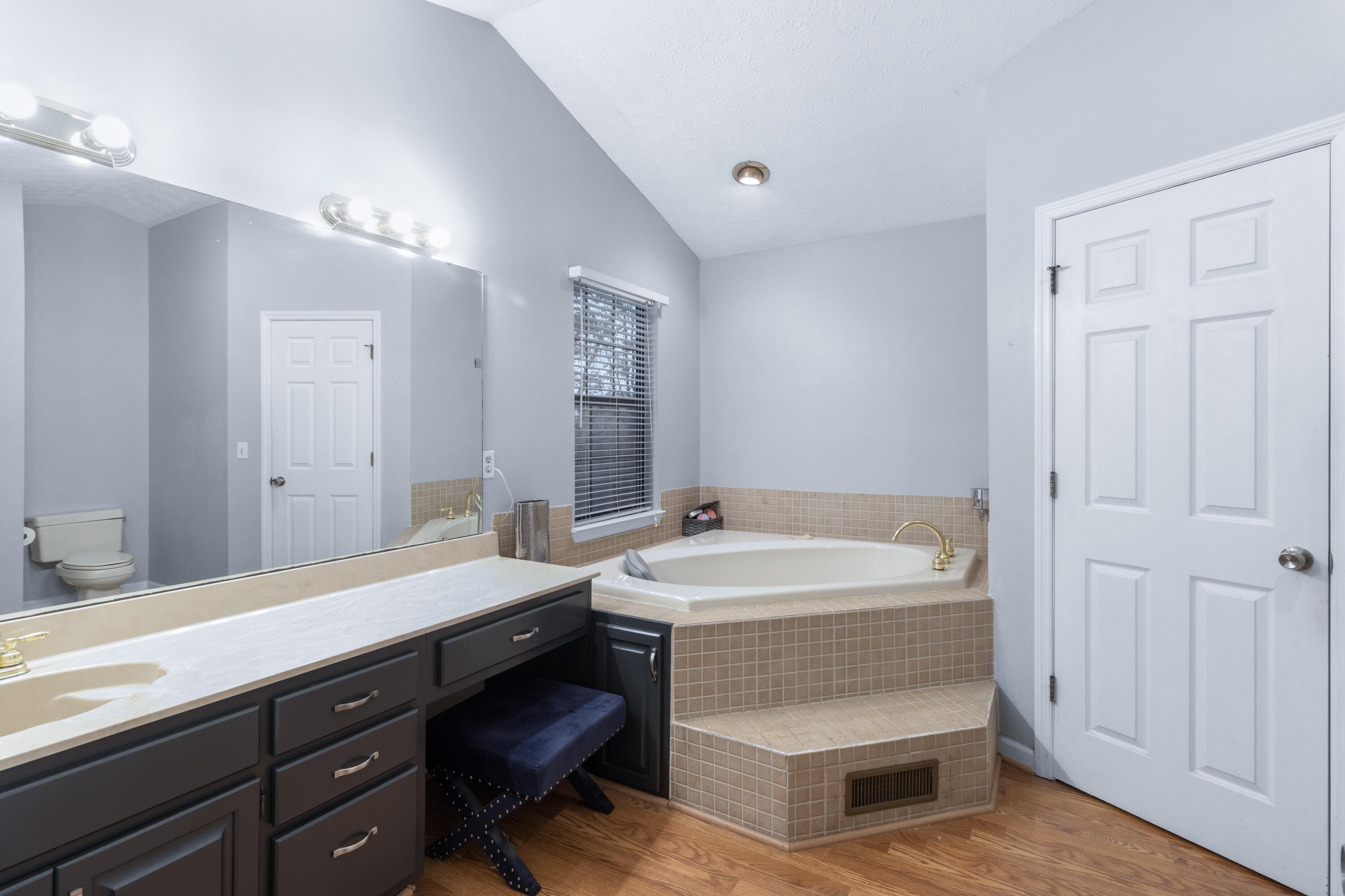 40 E Carolyn Circle