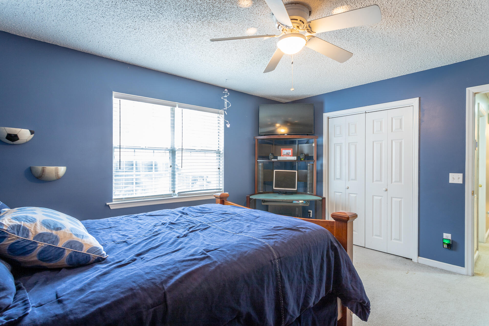 2422 W Wind Drive