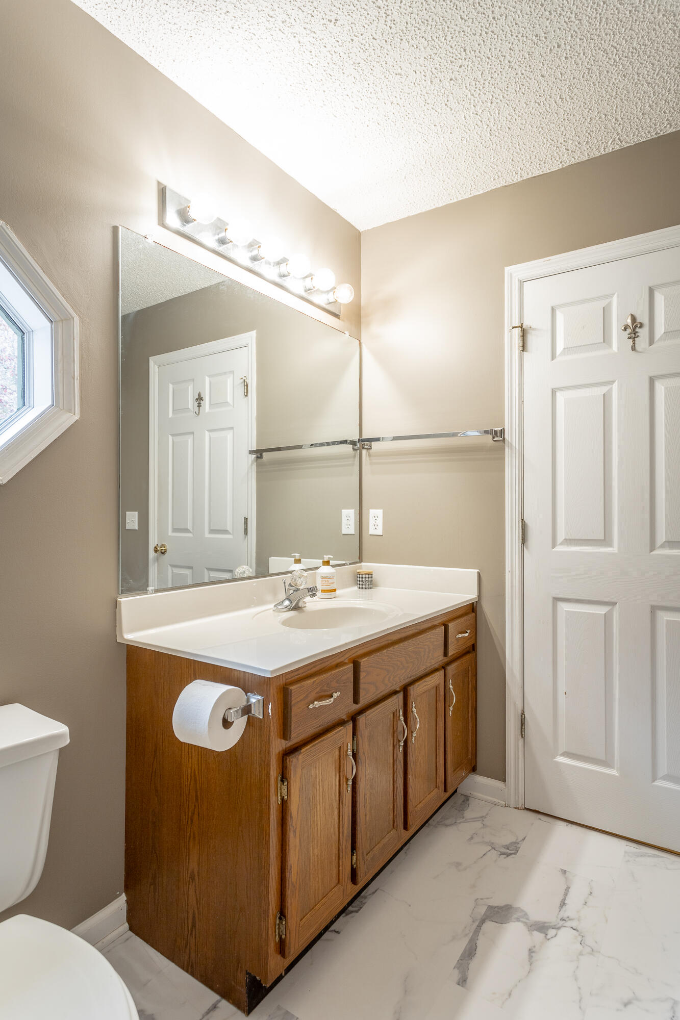 2422 W Wind Drive