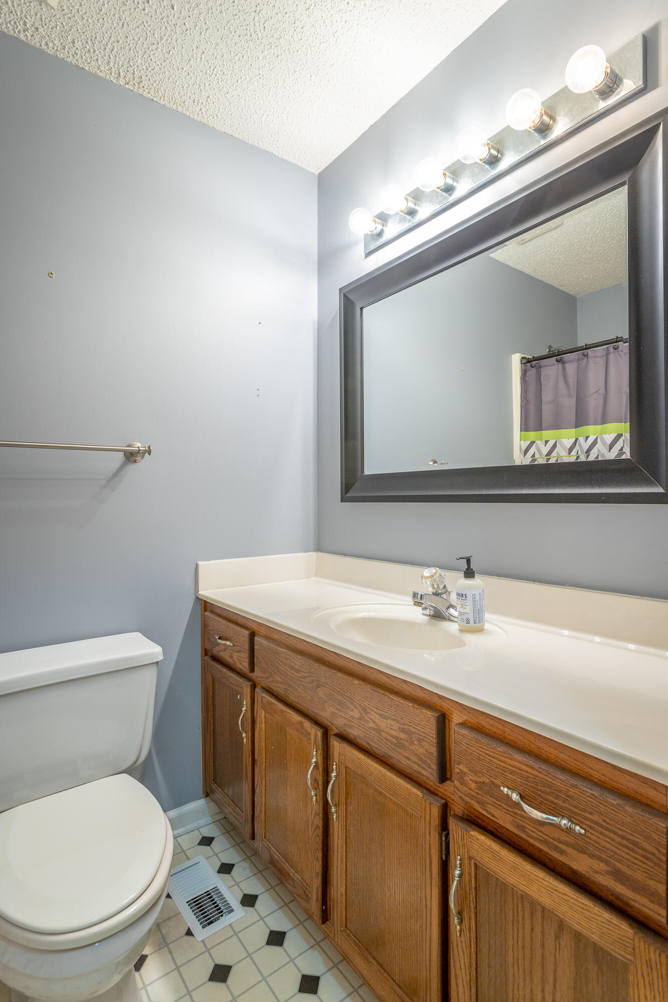 2422 W Wind Drive