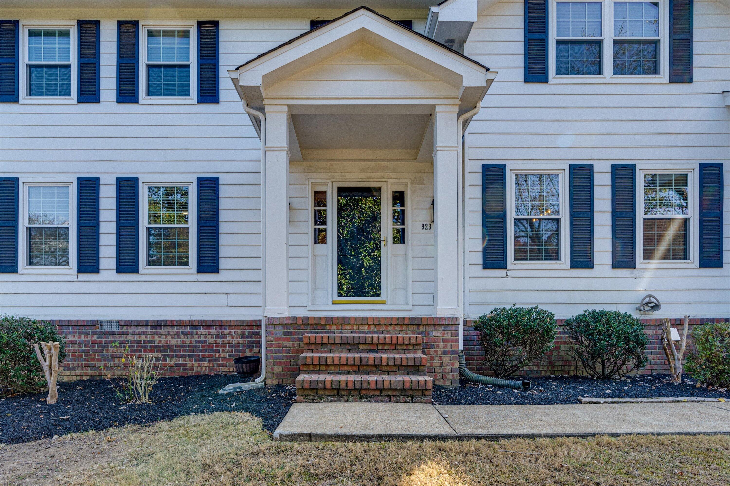 1923 Colonial Way Circle
