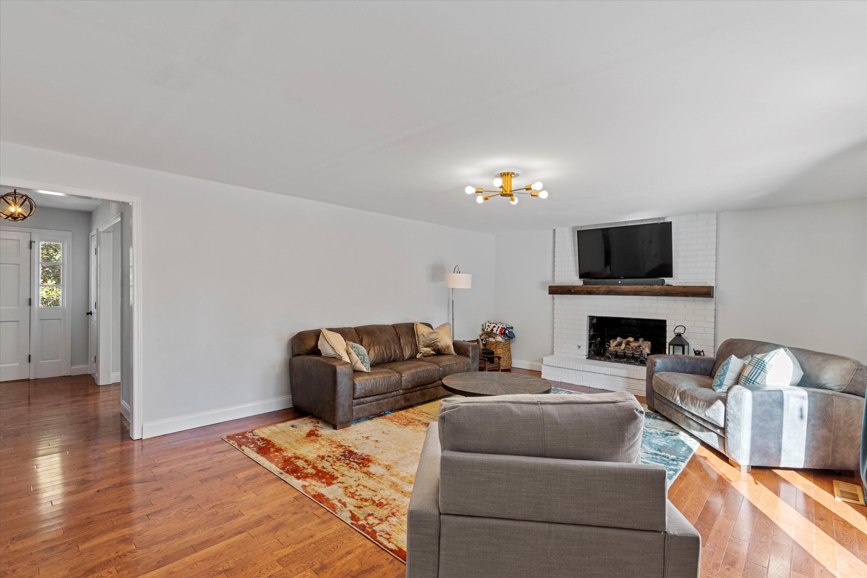 1923 Colonial Way Circle