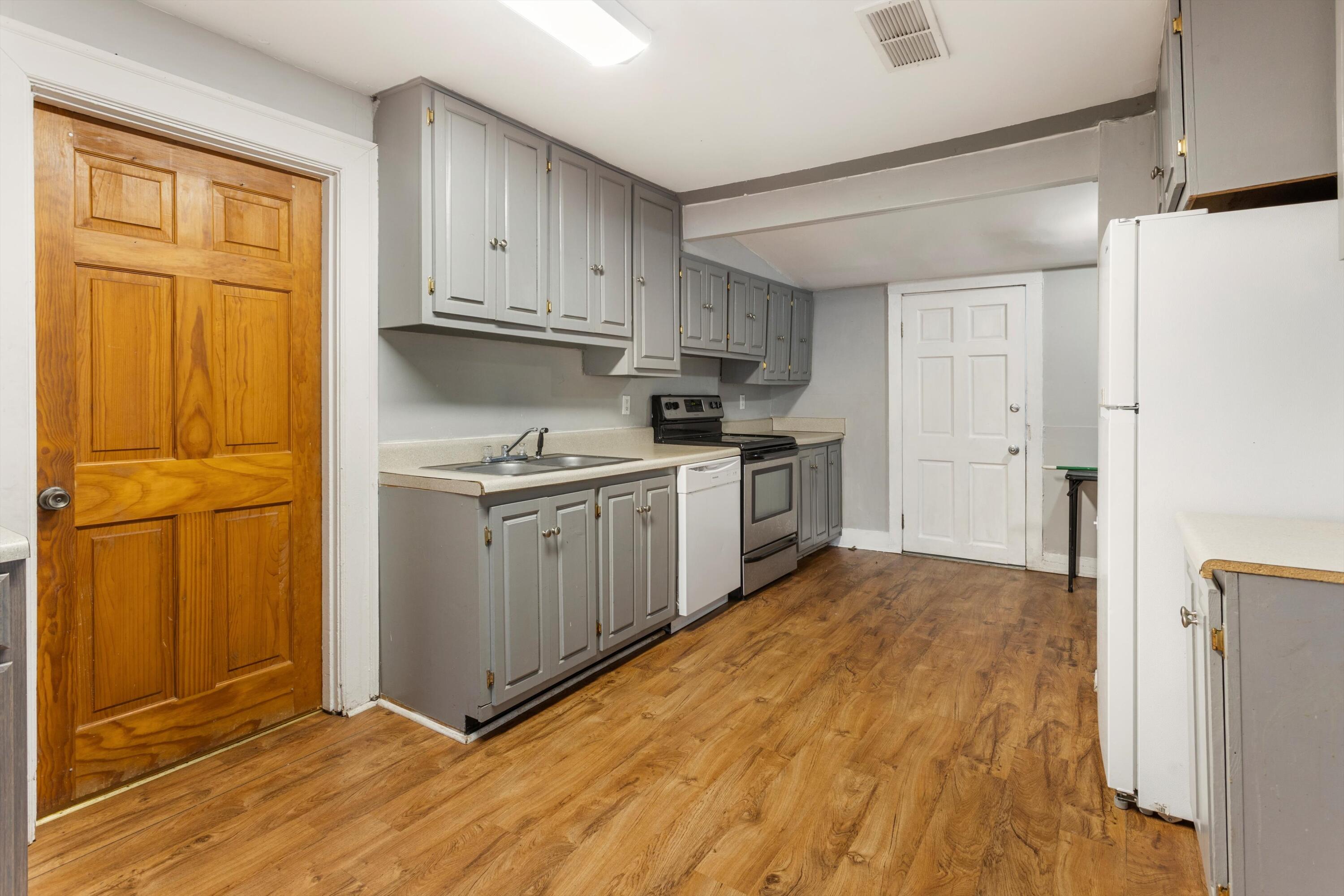 202 Hedgewood Dr