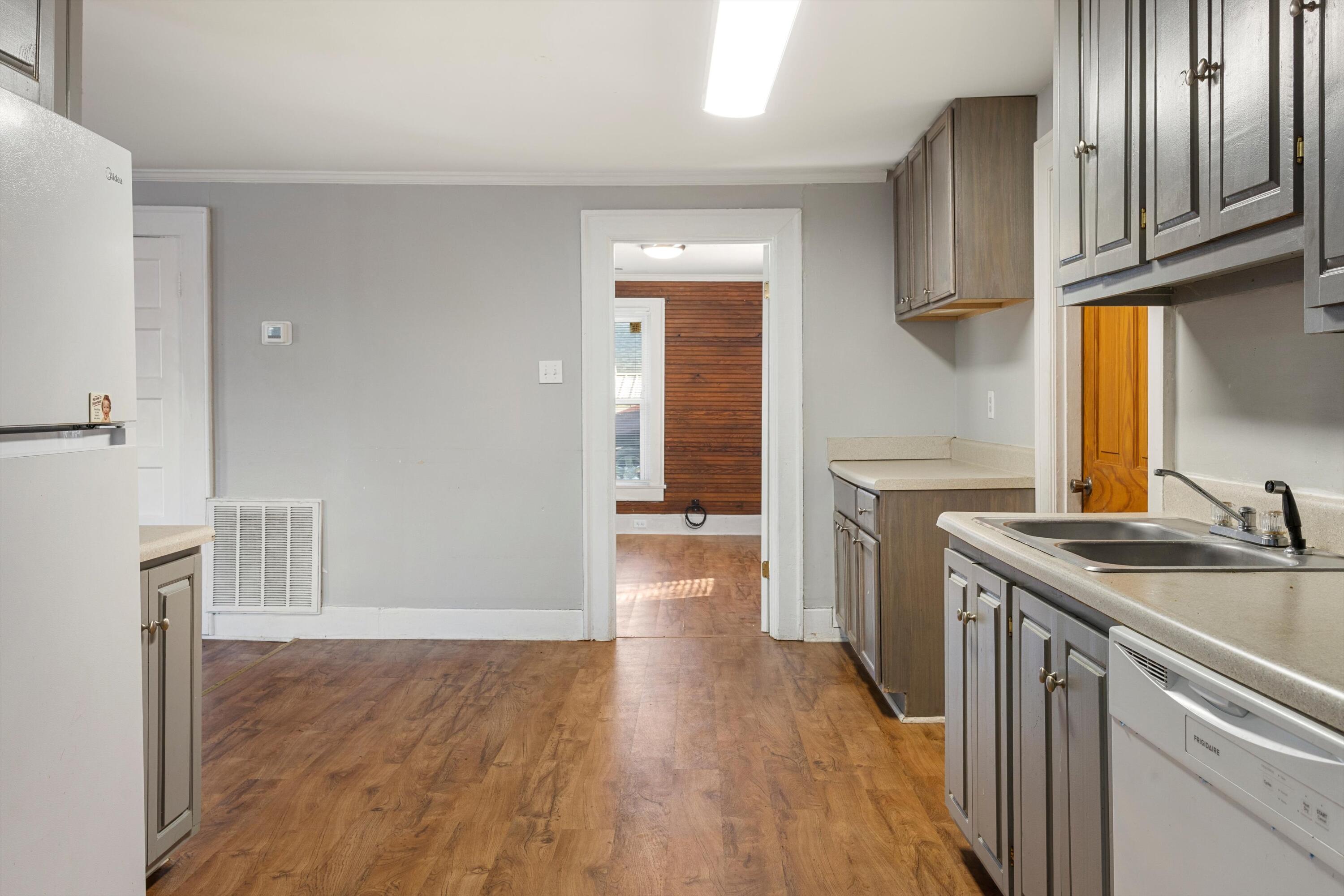 202 Hedgewood Dr