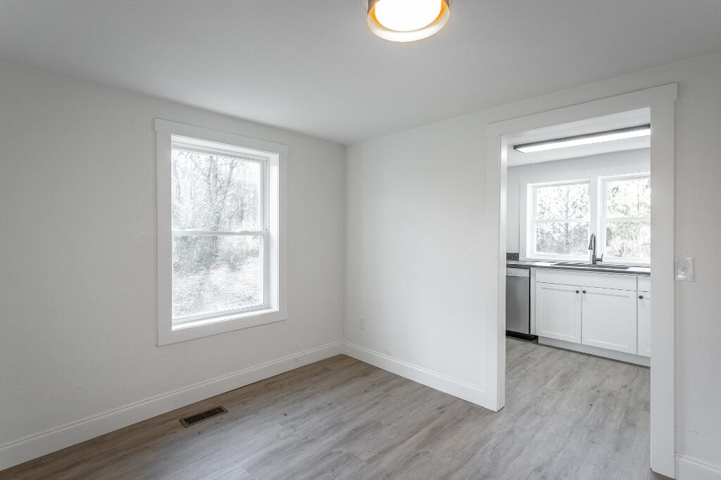 198 Little St