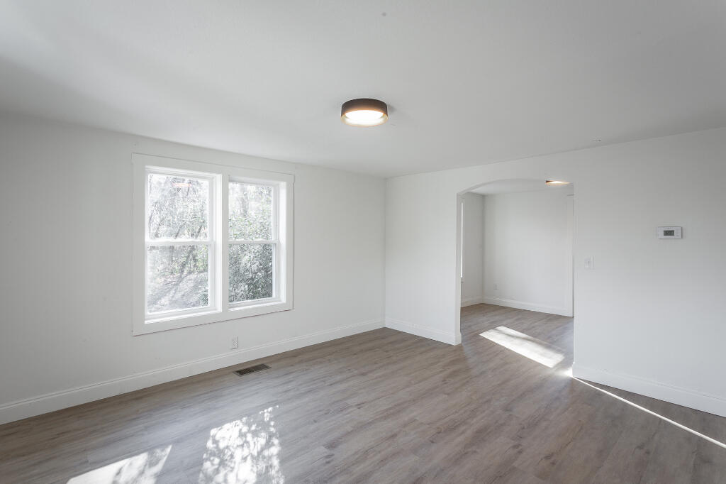 198 Little St