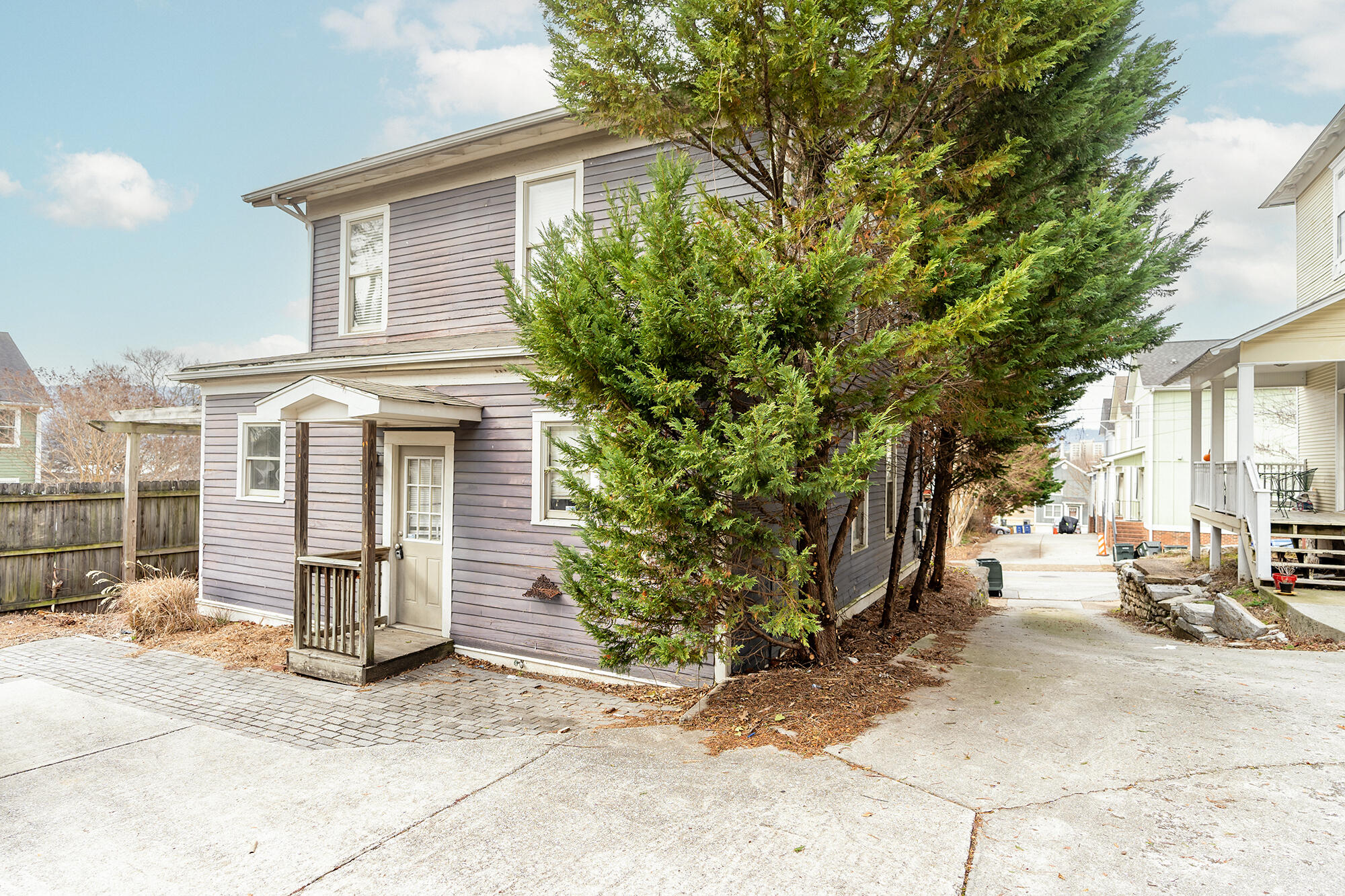 906 Magnolia St