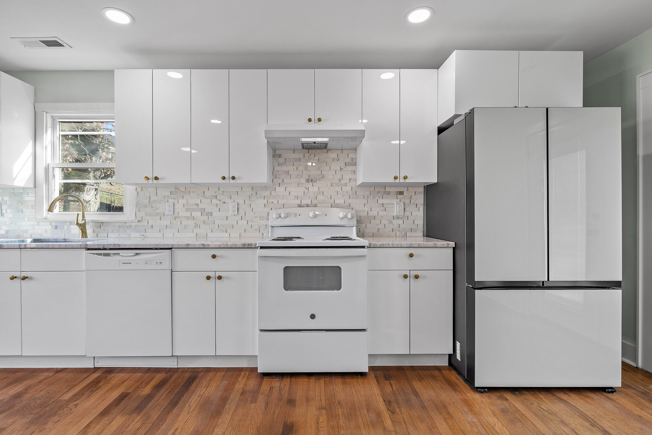 3802 Altamira Dr