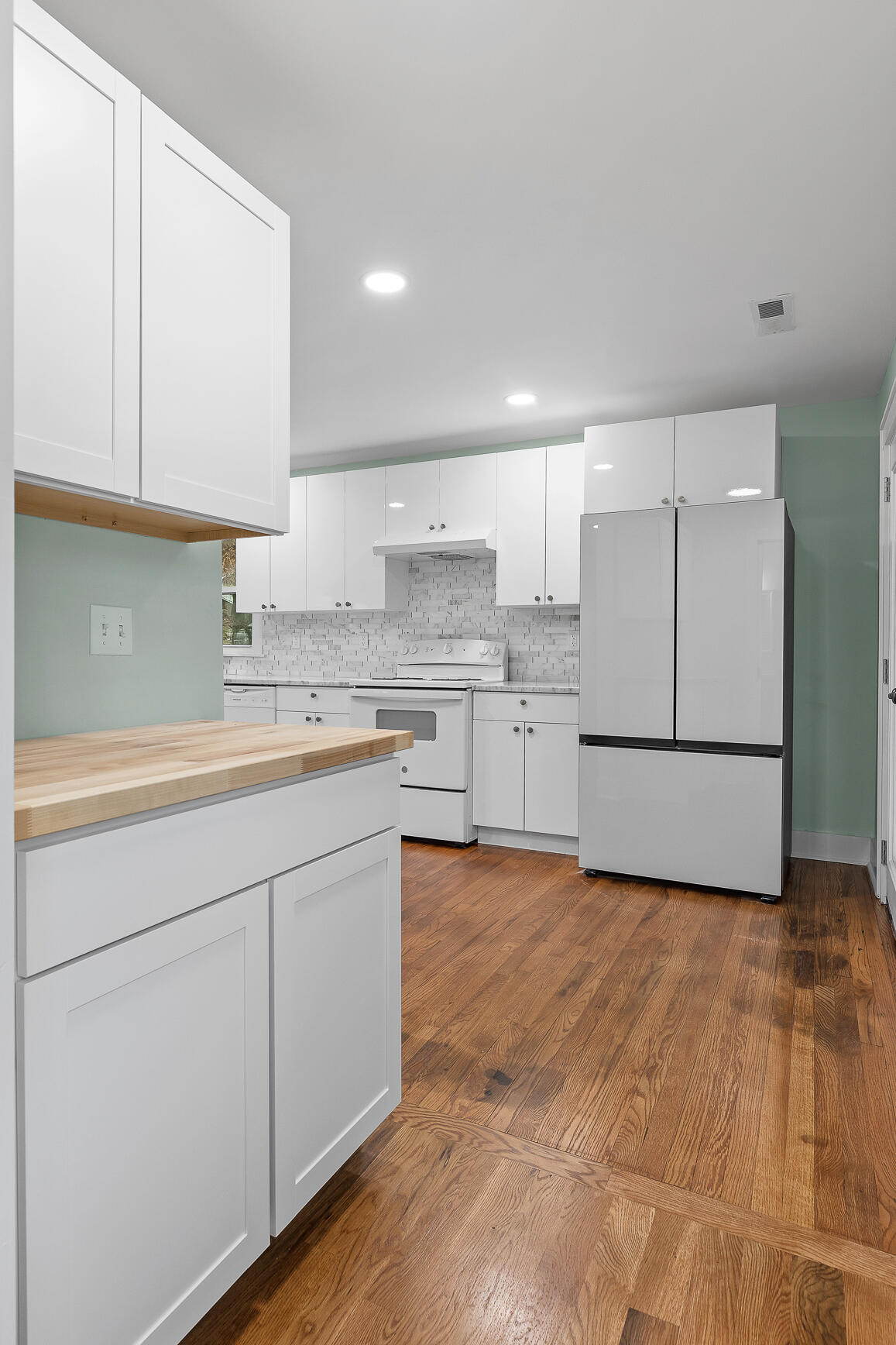 3802 Altamira Dr