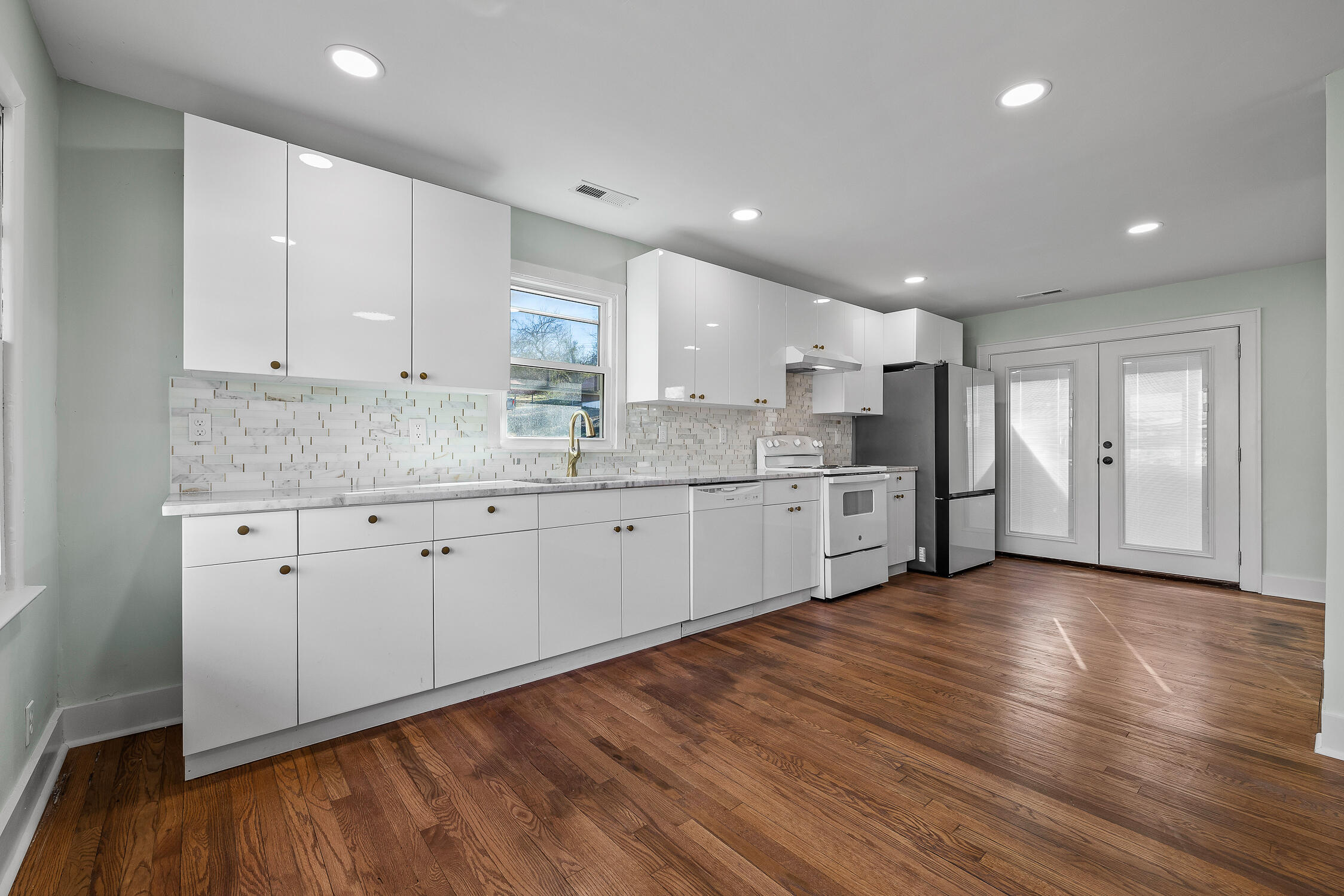 3802 Altamira Dr