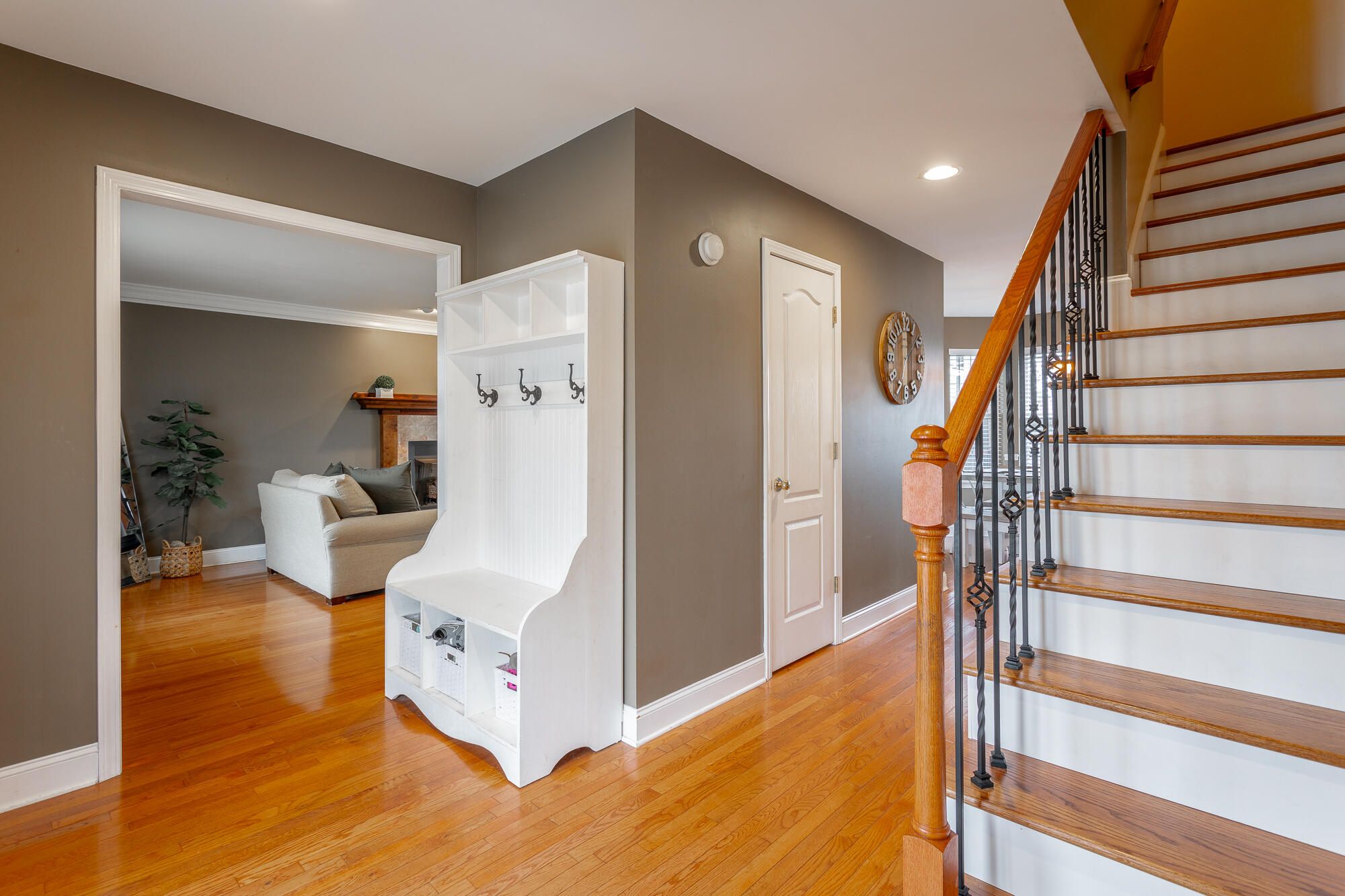 2704 Windtop Ln