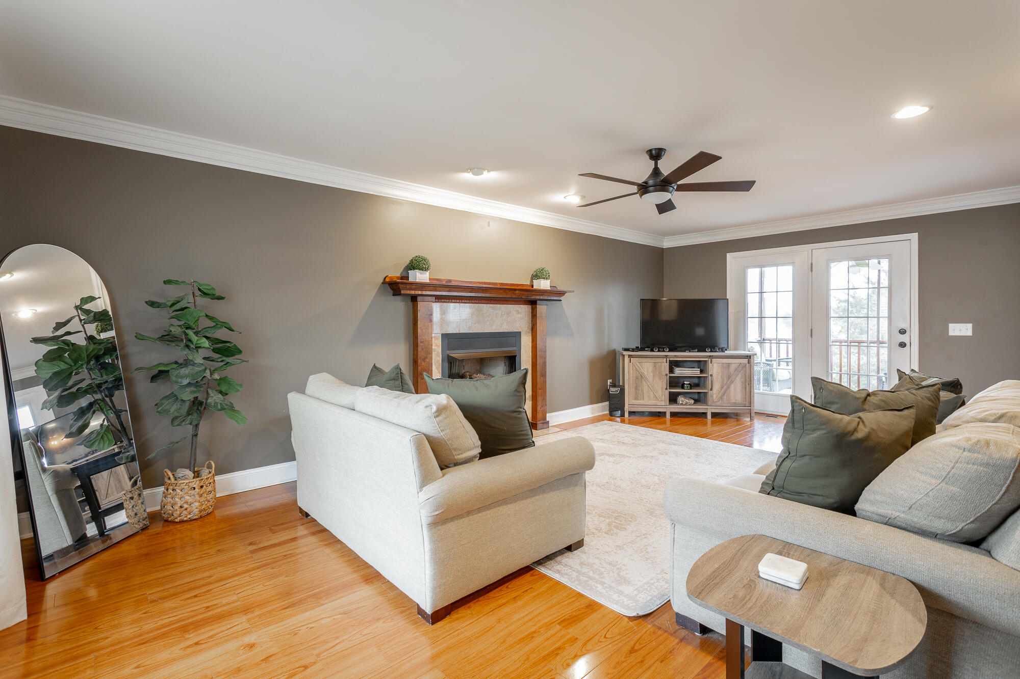 2704 Windtop Ln