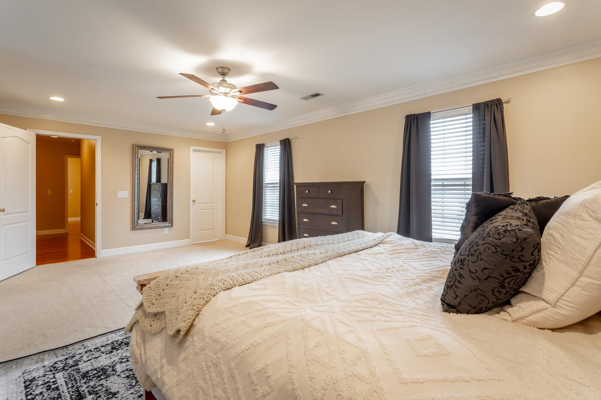2704 Windtop Ln
