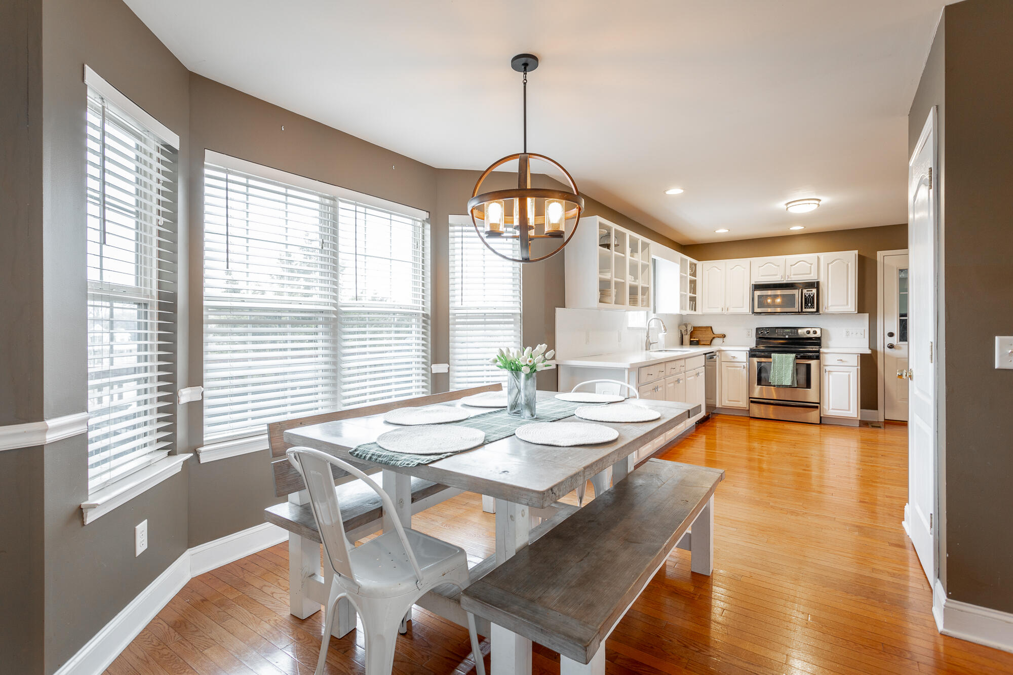 2704 Windtop Ln