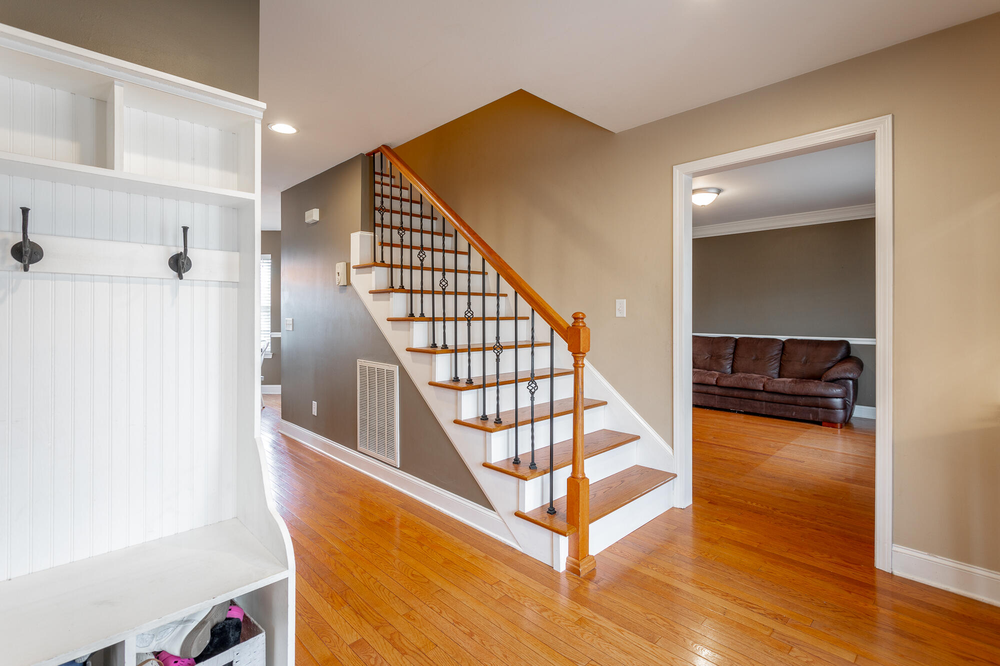 2704 Windtop Ln