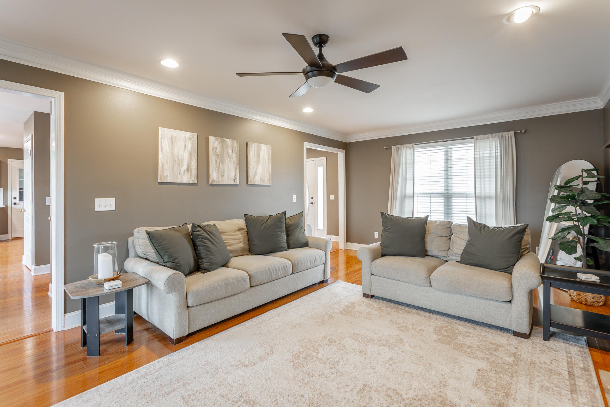 2704 Windtop Ln