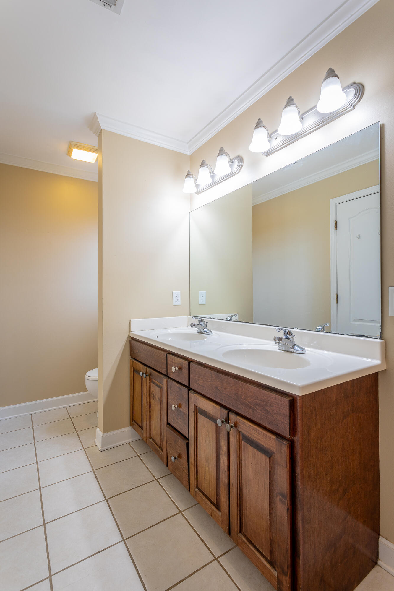 2704 Windtop Ln