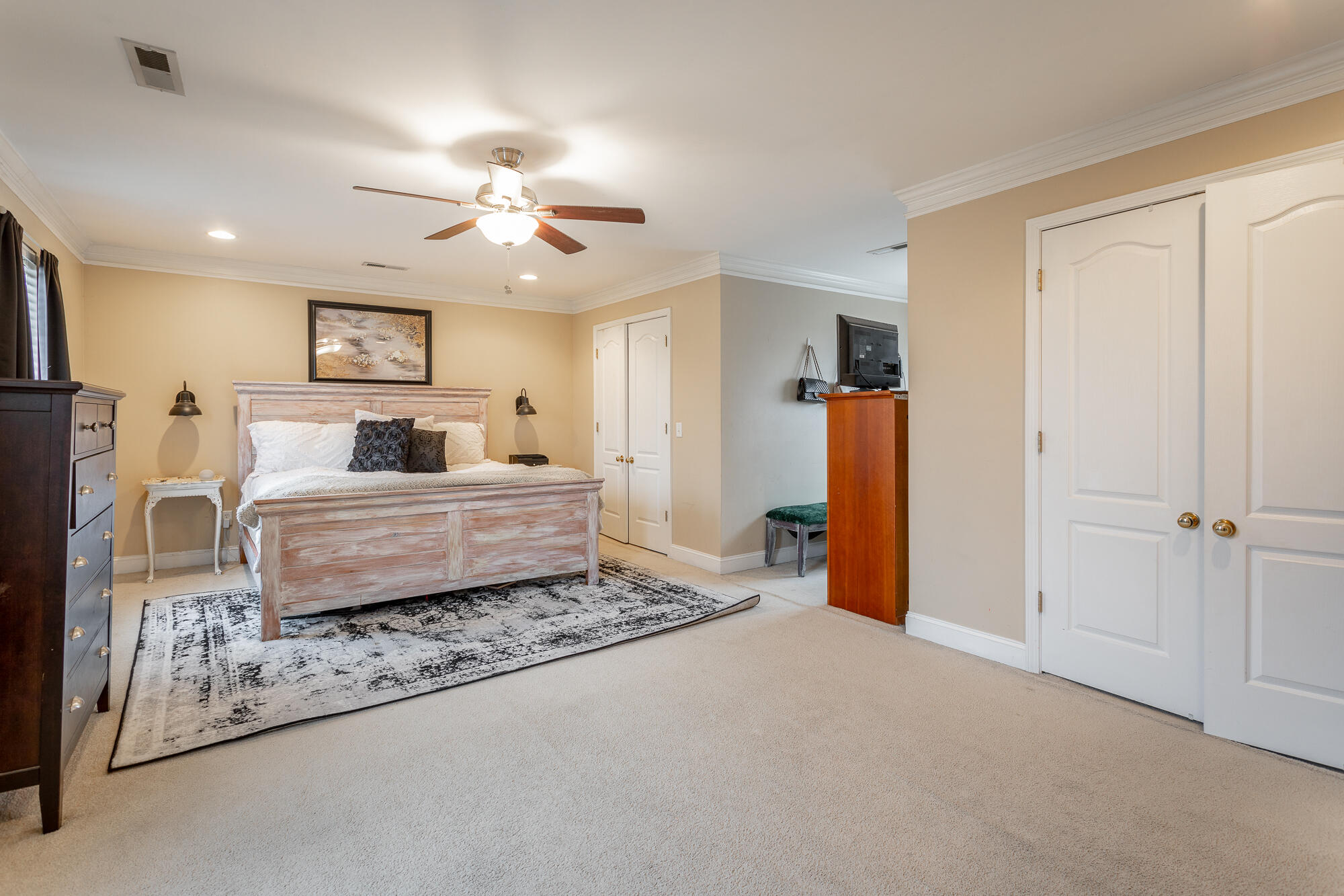 2704 Windtop Ln