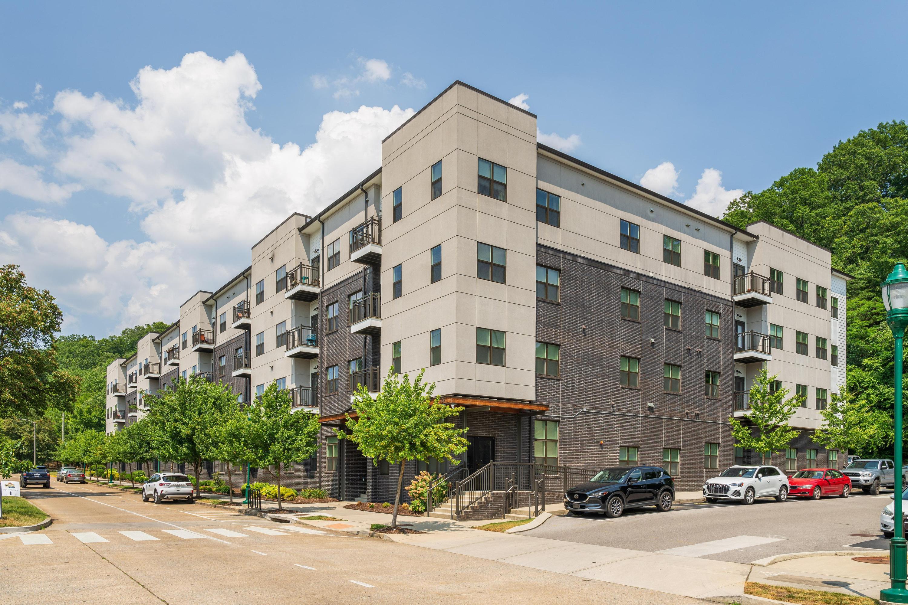 782 Riverfront Pkwy, 407