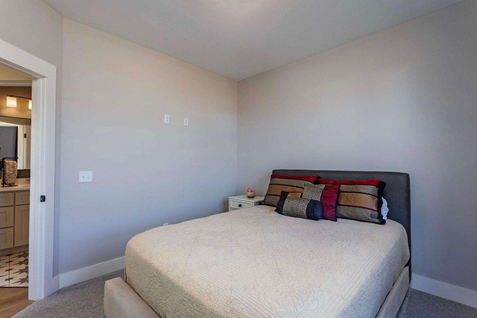 7353 Paxton Cir