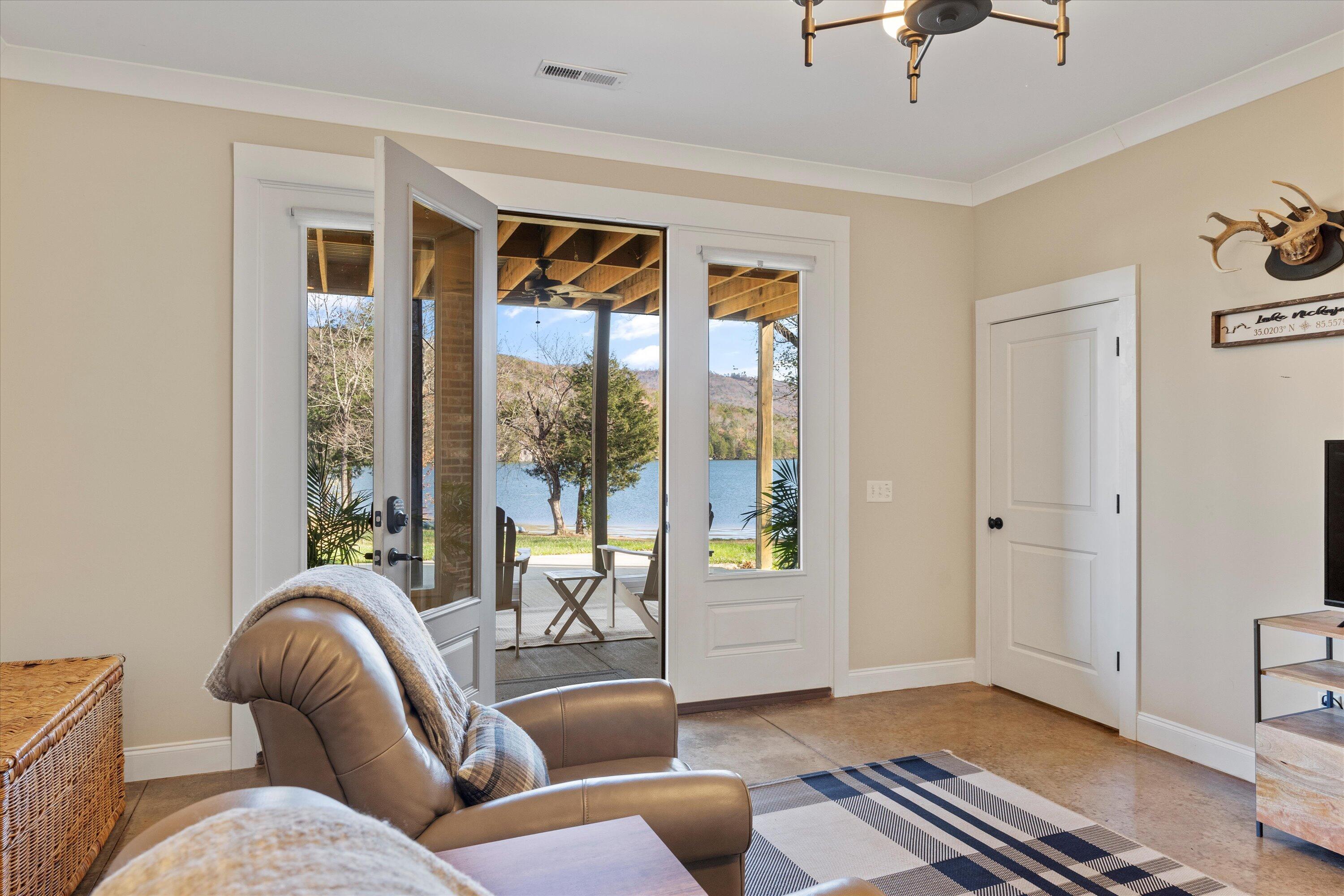 514 Edgewater Way