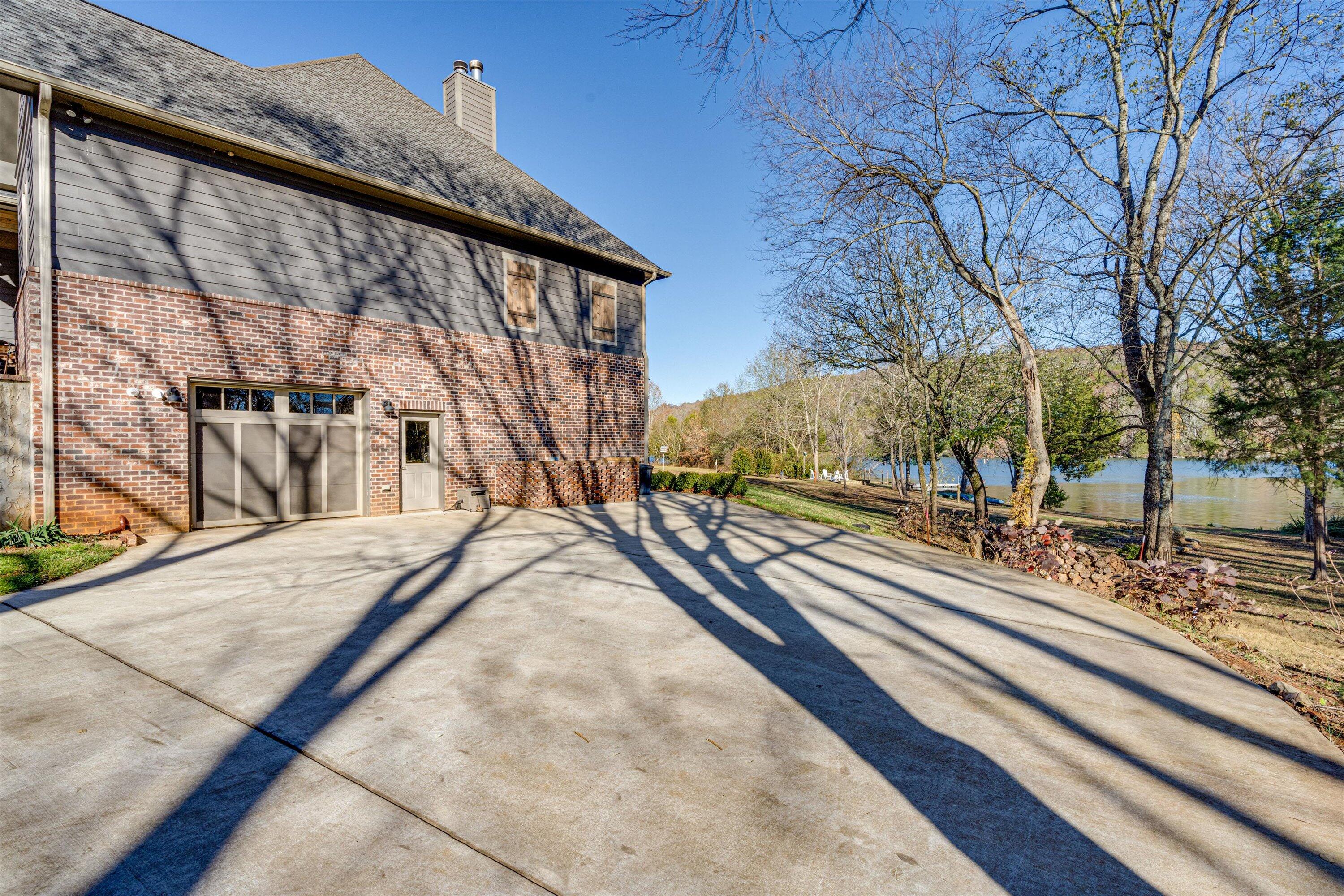 514 Edgewater Way