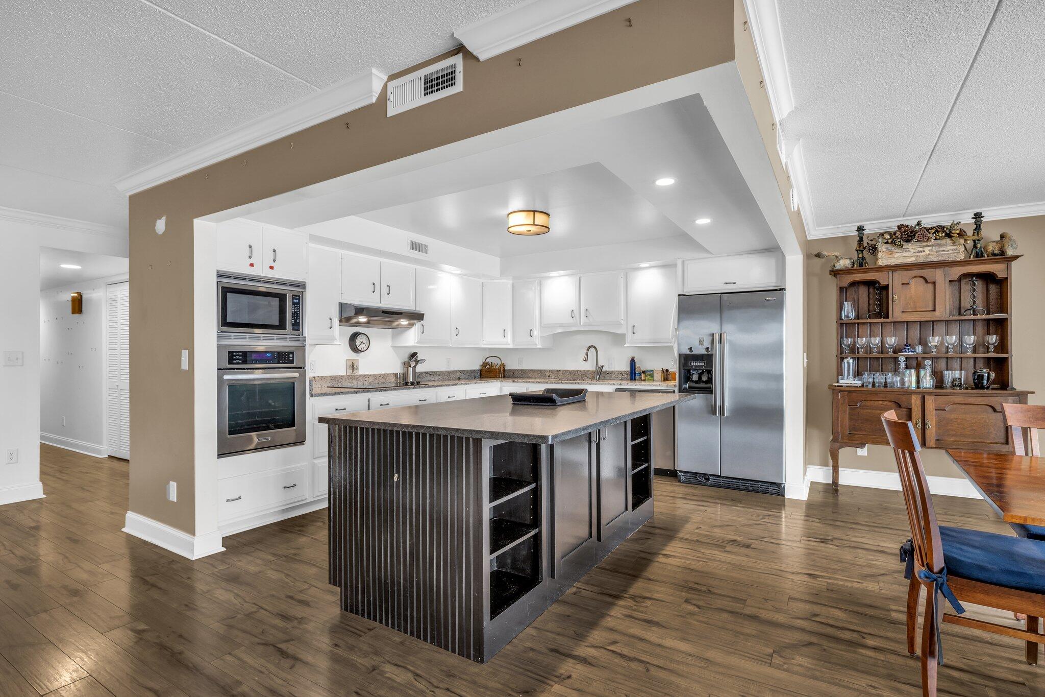 4332 Lakeshore Lane, Unit 202