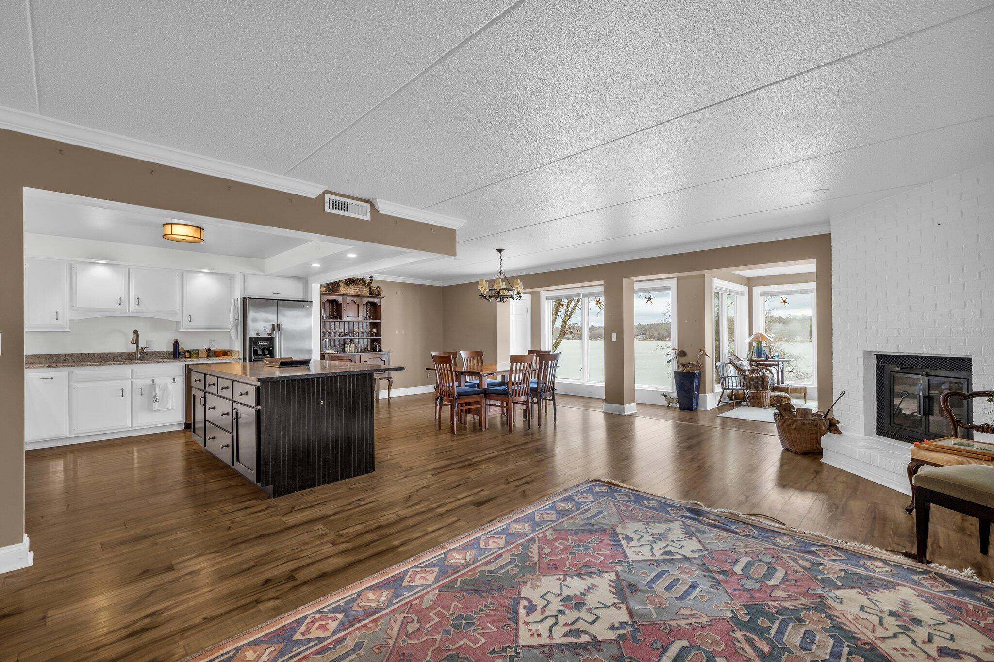 4332 Lakeshore Lane, Unit 202