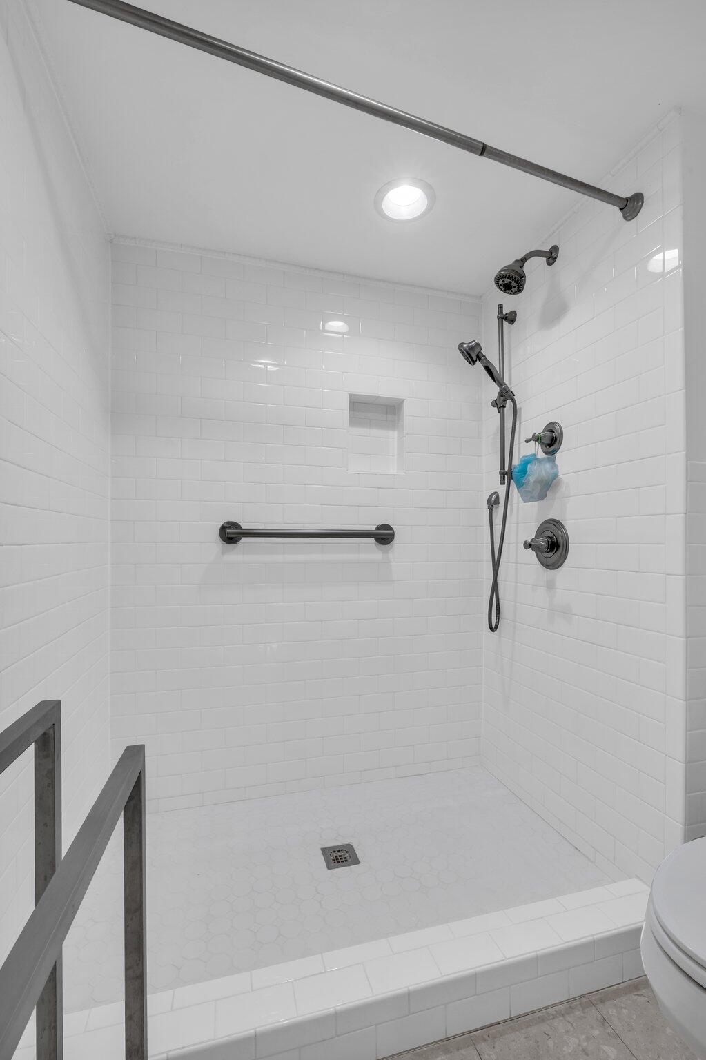 4332 Lakeshore Lane, Unit 202