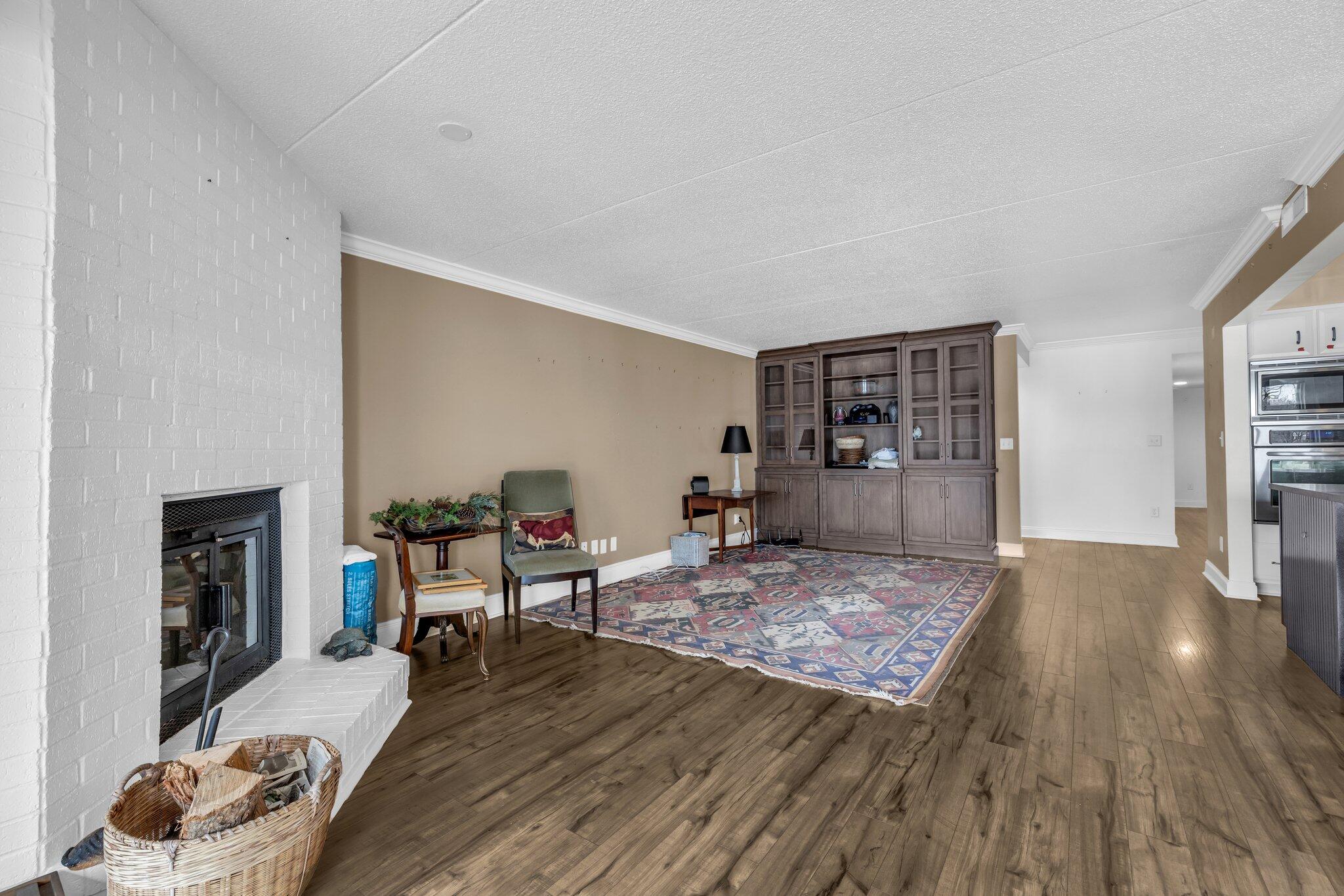 4332 Lakeshore Lane, Unit 202