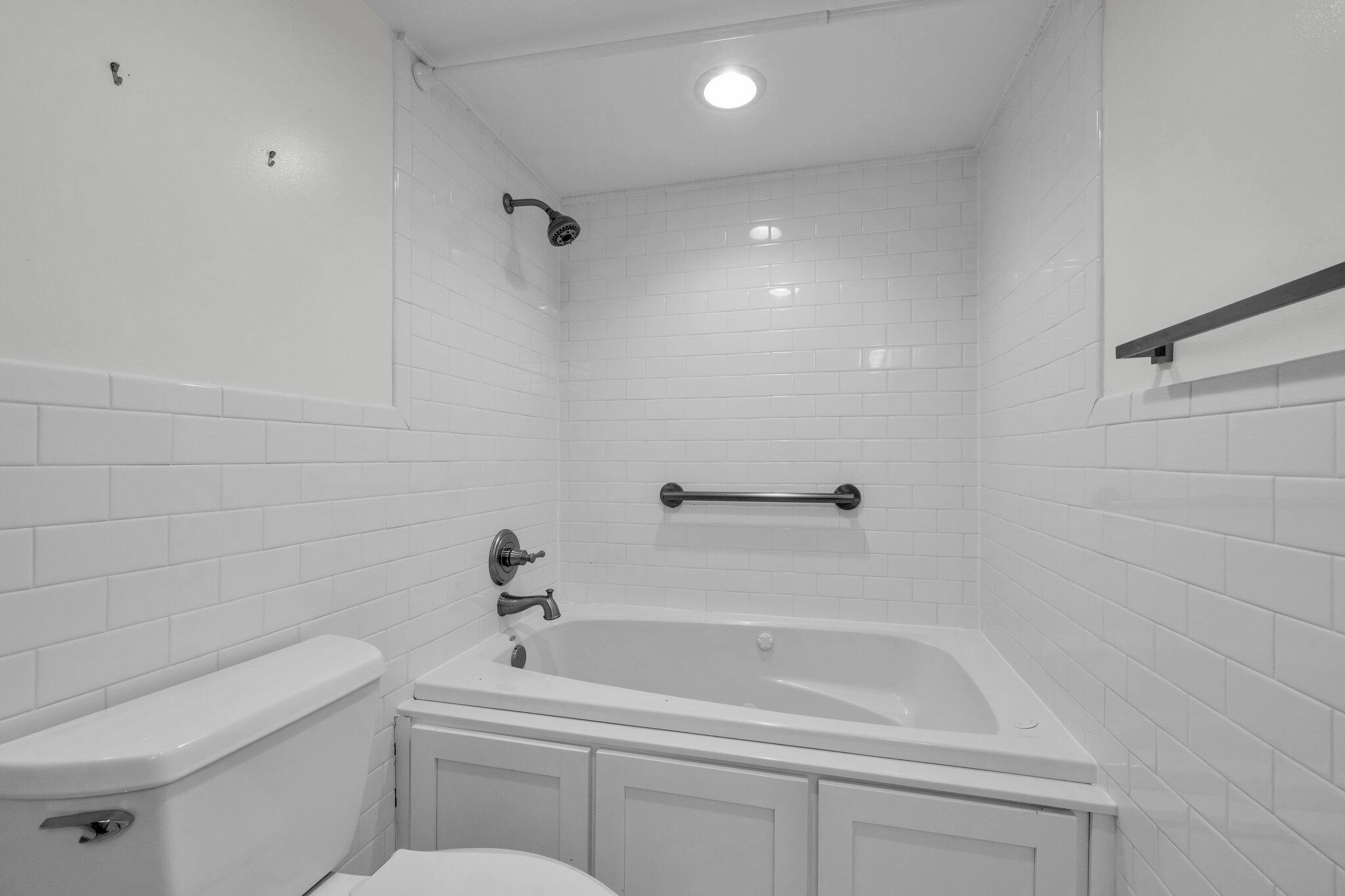 4332 Lakeshore Lane, Unit 202
