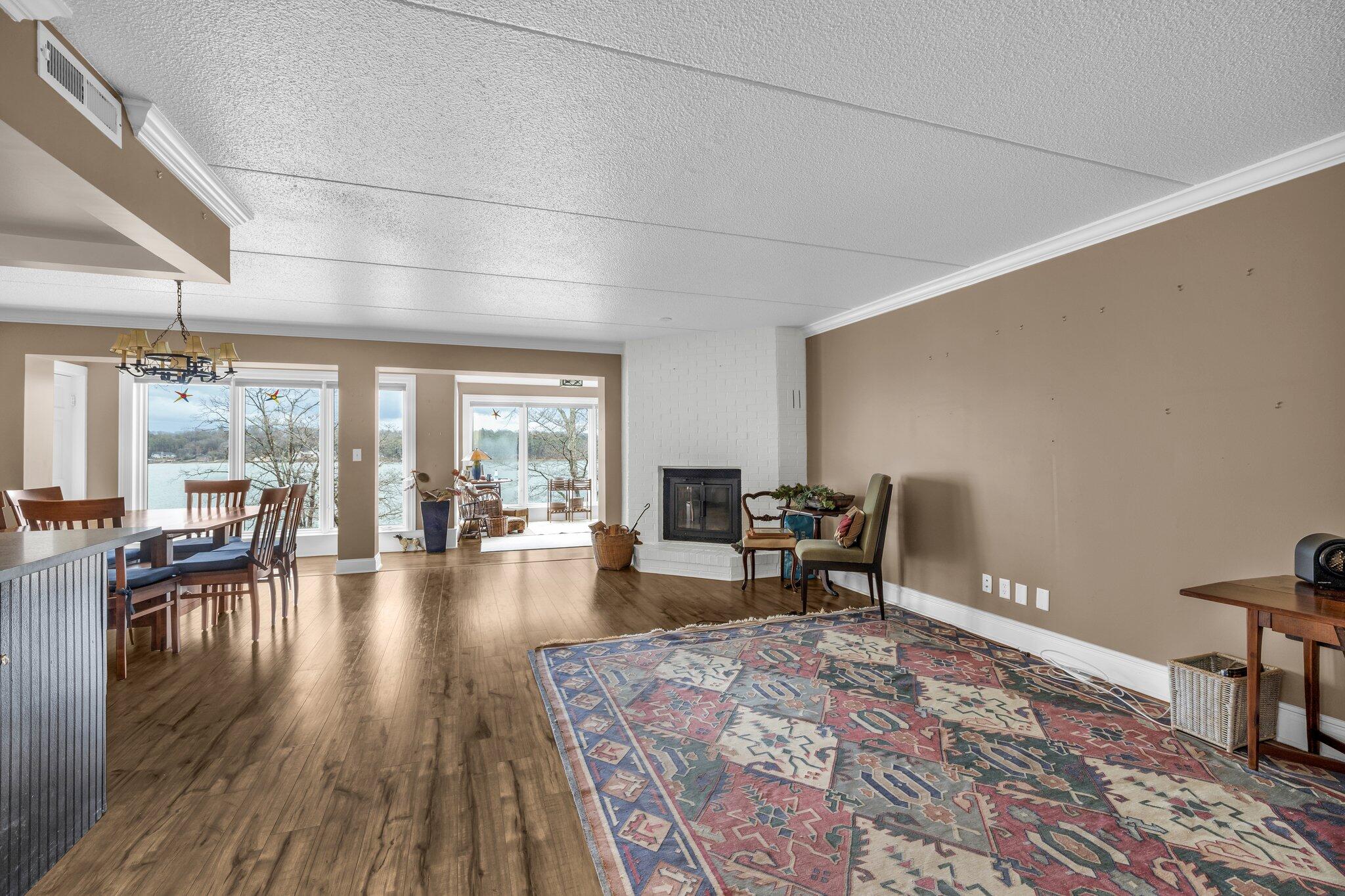 4332 Lakeshore Lane, Unit 202