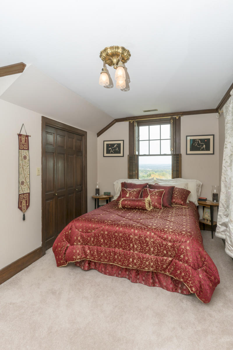 3224 S Crest Pl